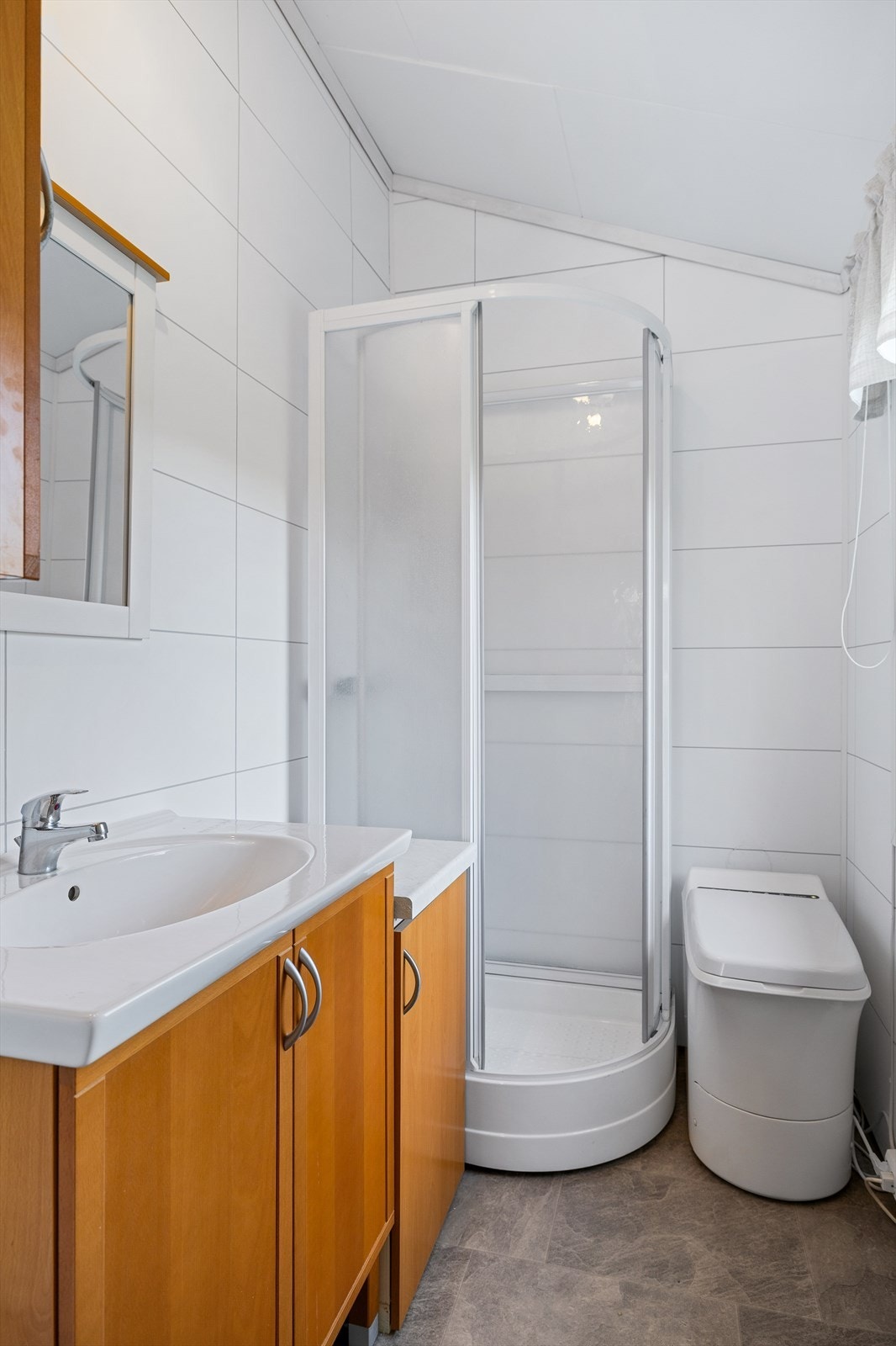 Badet i hovedhytta er utstyrt med servant, forbrenningstoalett og dusjkabinett. Galleribilde