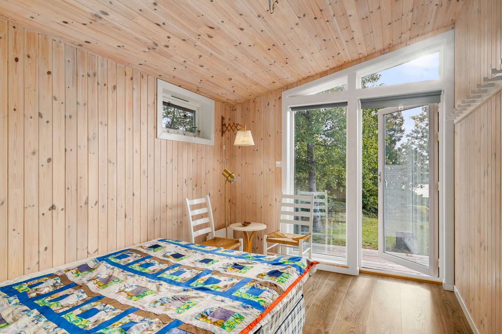 Også det andre soverommet i annekset har store vinduer og utgang til uteområdet. Galleribilde