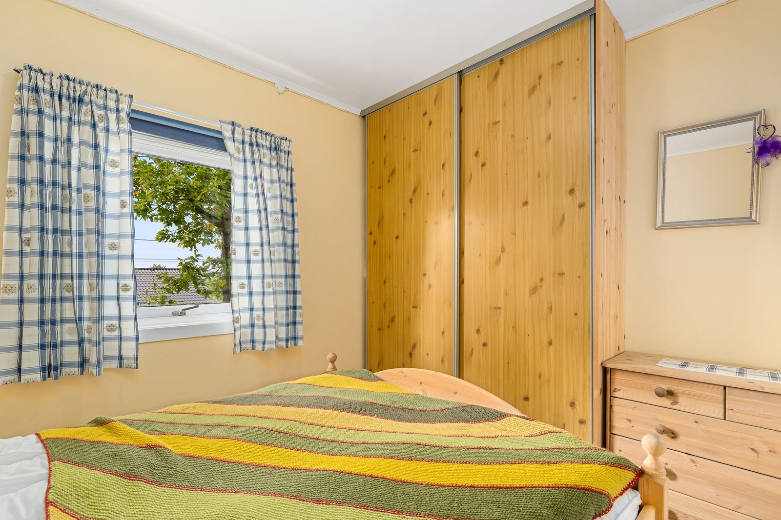 Hovedhytta har to soverom. Dette rommet har god plass og en praktisk skyvedørsgarderobe. Galleribilde