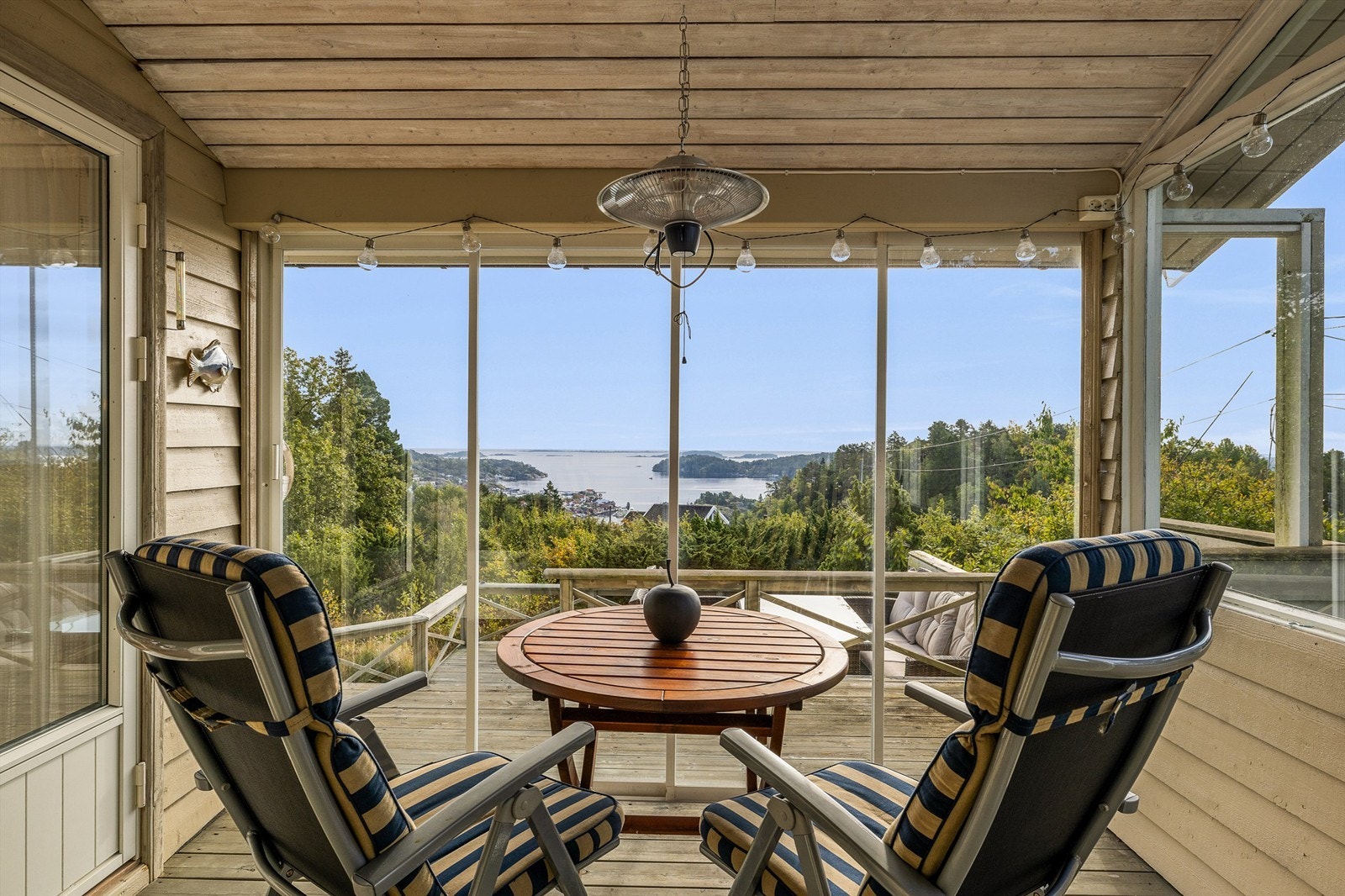 Fra stuen er det utgang til en innglasset terrasse som forlenger sesongen. Galleribilde