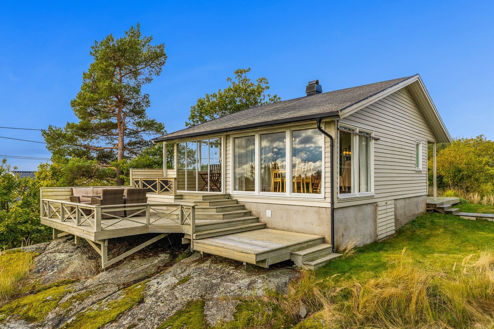 Her kan du nyte rolige omgivelser i et område med en blanding av hytter og fastboende. Galleribilde
