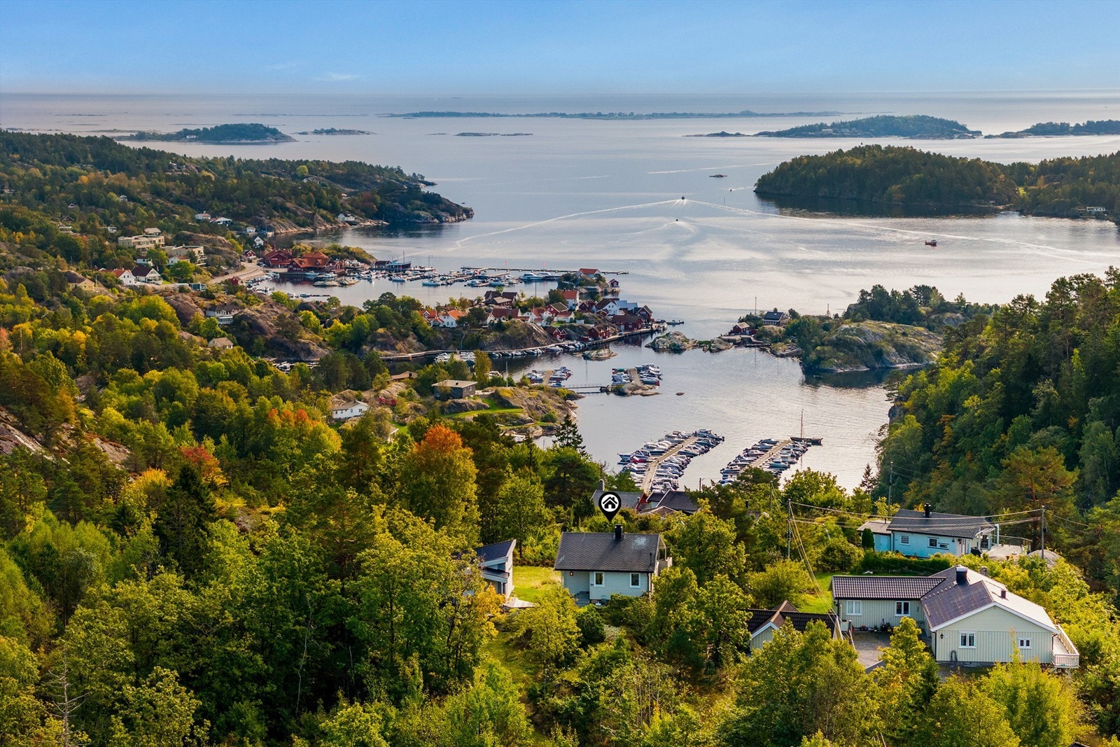 Nede på Valle finner du et yrende sommerliv med marina, restauranter og butikker. Galleribilde