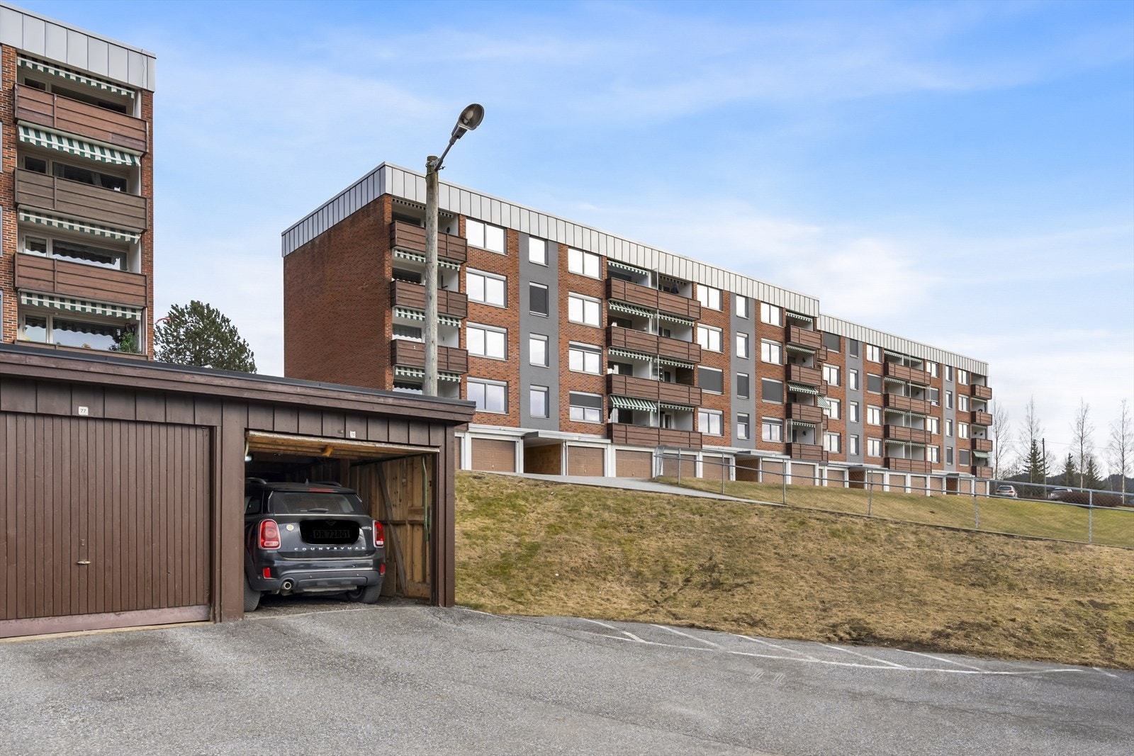 Garasje med elbillader. Galleribilde