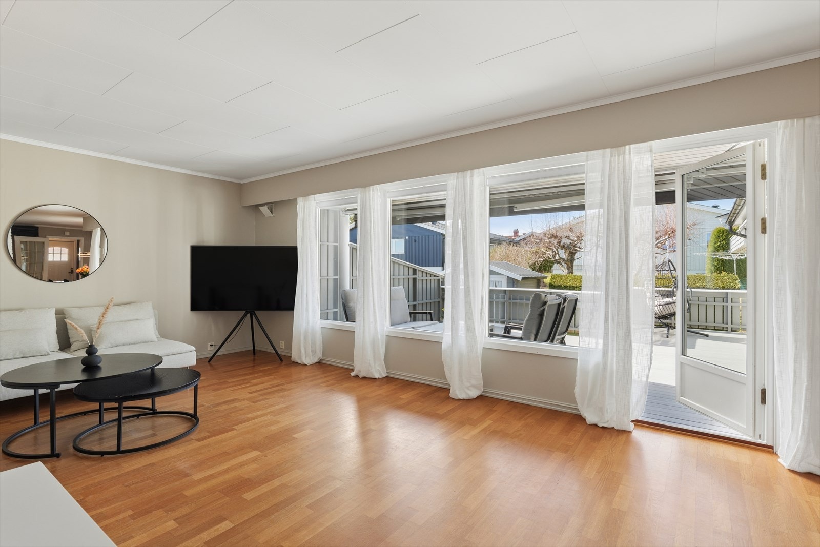 Fra stue kommer man ut på herlig terrasse med svært gode solforhold Galleribilde