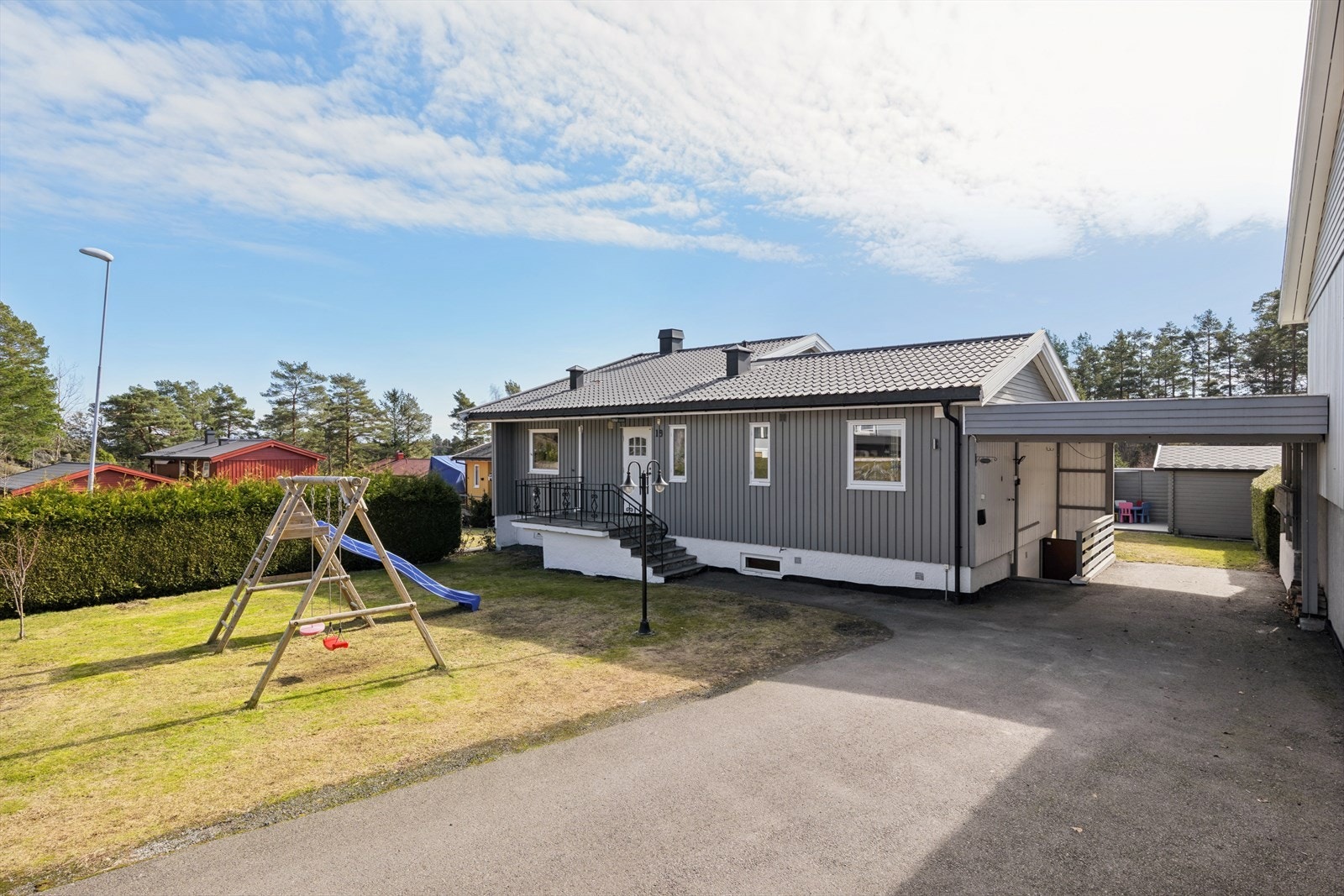Man parkerer enkelt i carporten - som er utstyrt med elbillader Galleribilde