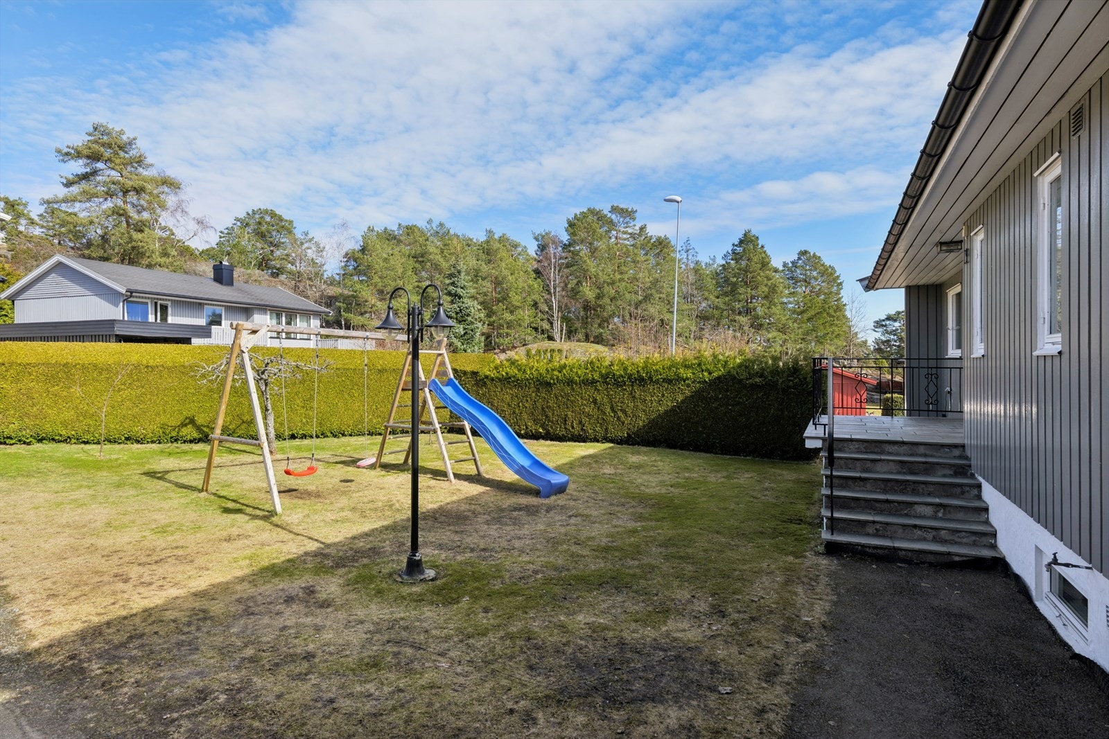 Kjøkkenvinduet vender ut mot boligens forhage slik at man kan holde et øye med barnas lek der mens man ferdigstiller middagen Galleribilde