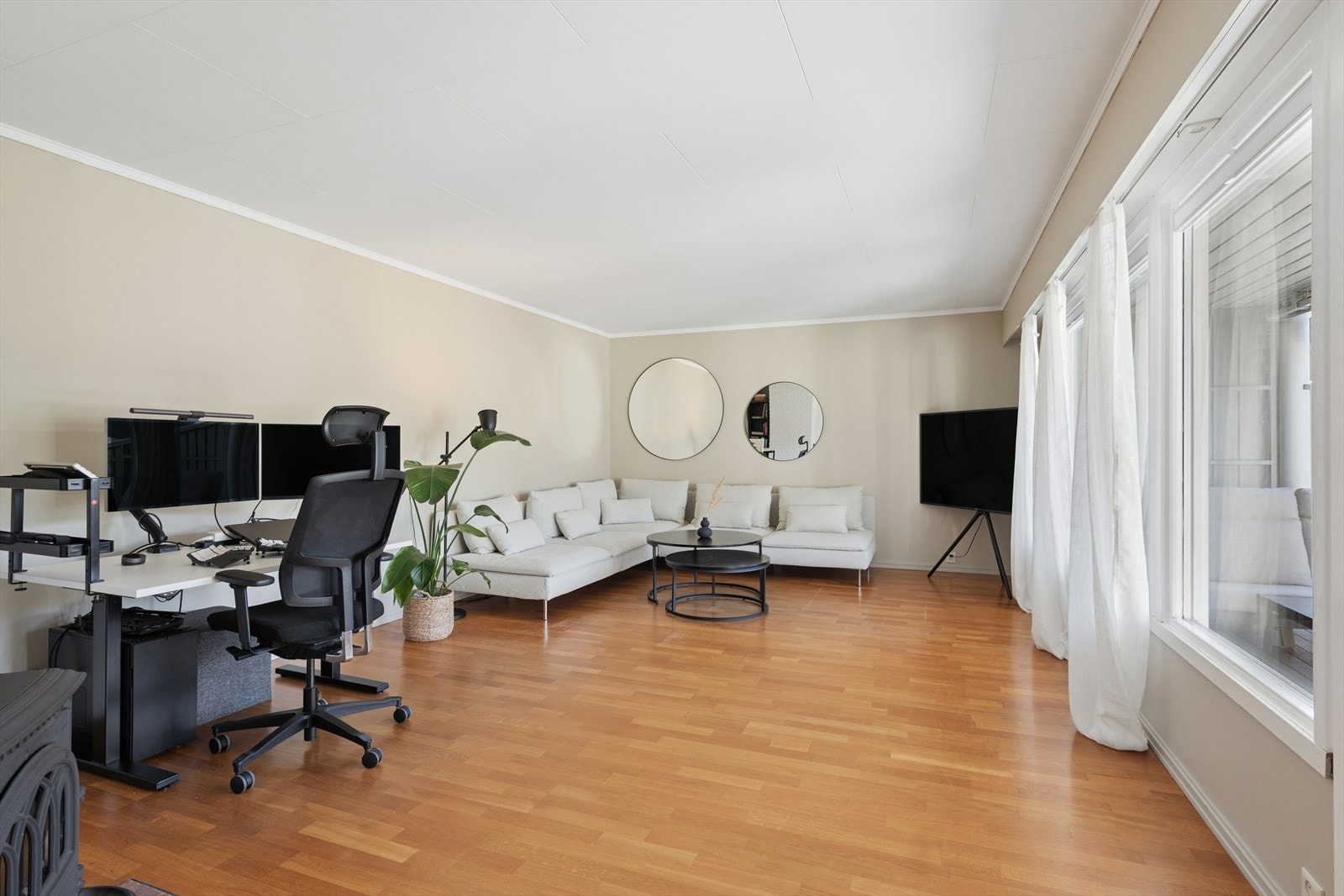 Stuen er romslig med store vindusflater for mye naturlig lys Galleribilde