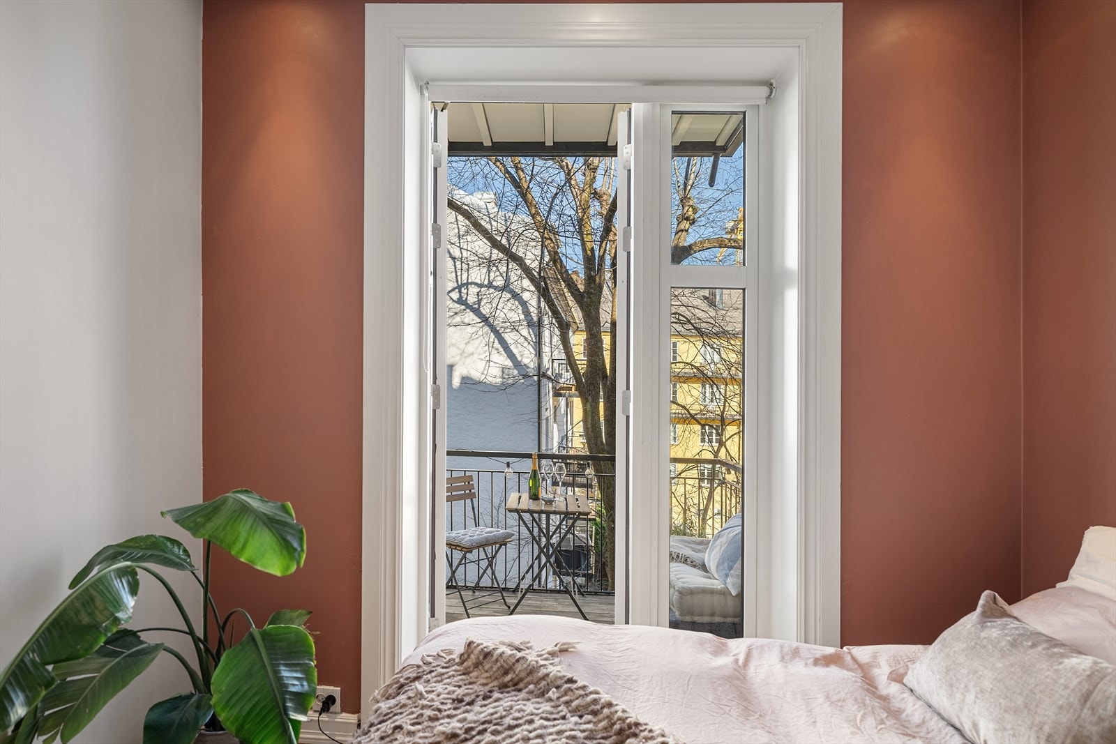 Soverommet har direkte adkomst til en nyere og herlig balkong (2019). Vender ut mot stille bakgård. Galleribilde