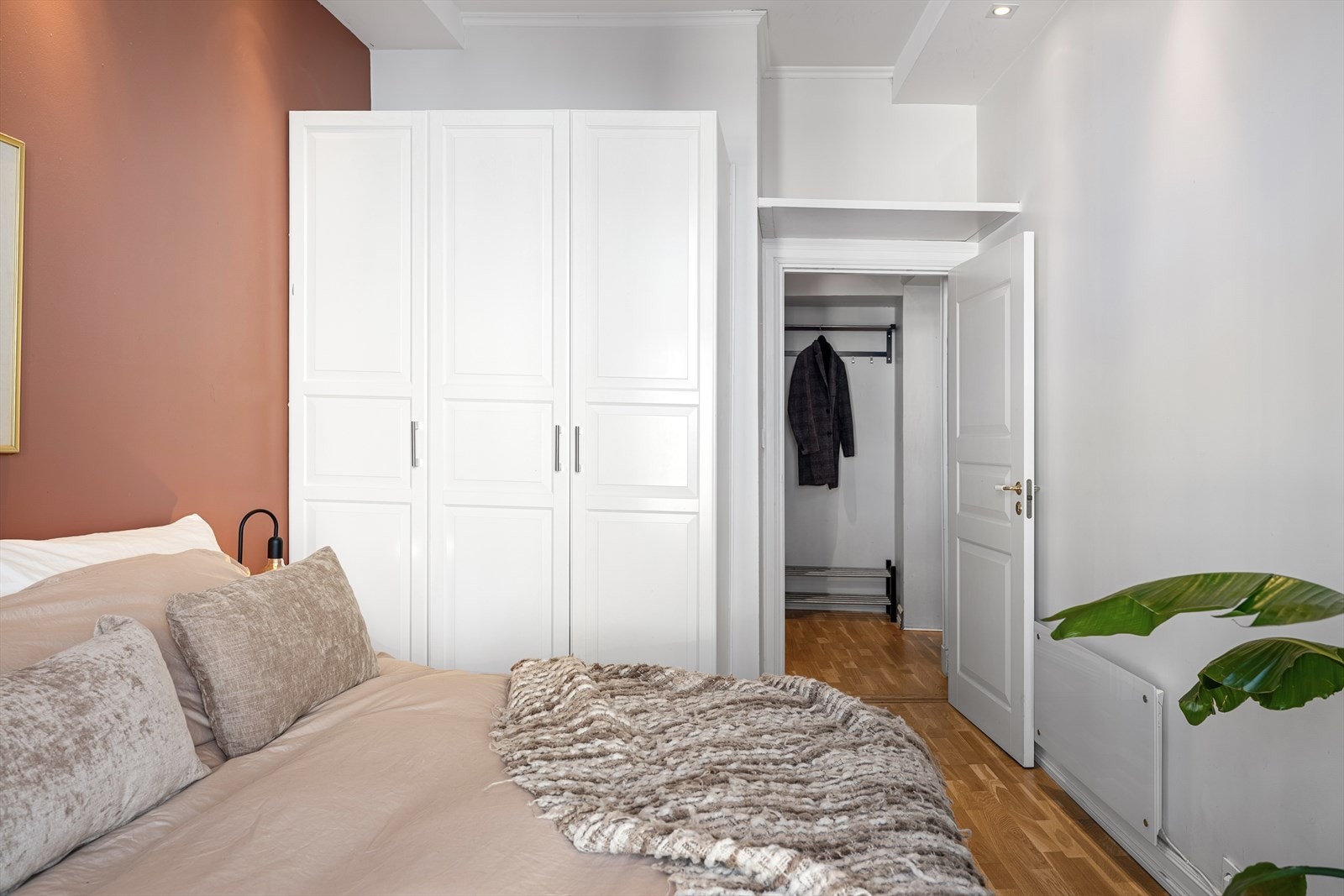 Soverommet har god plass til garderobeskap, generøs takhøyde og downlights i himling. Galleribilde
