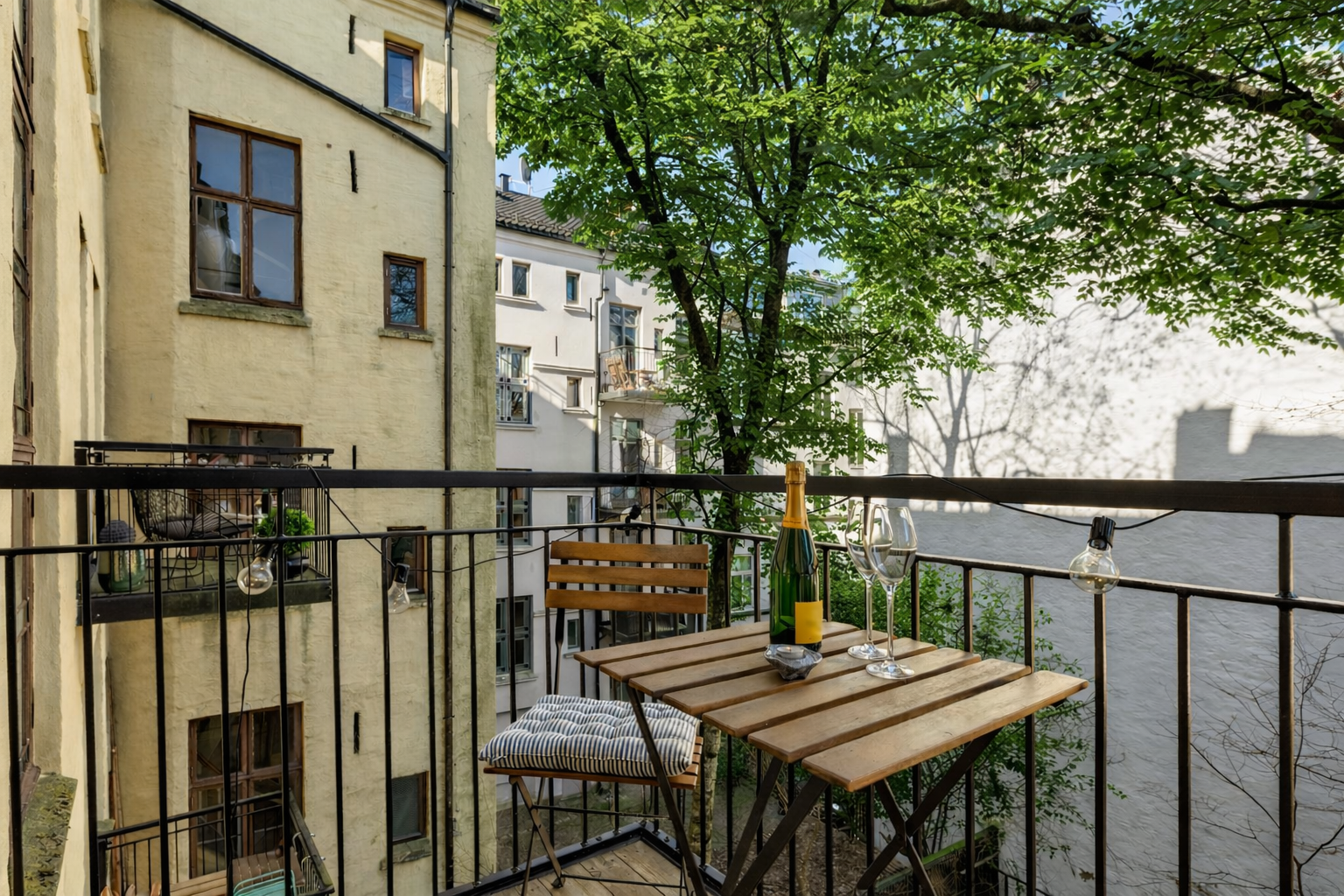 Her kan man nyte sene sommerkvelder med noe godt i glasset - AI redigert. Galleribilde
