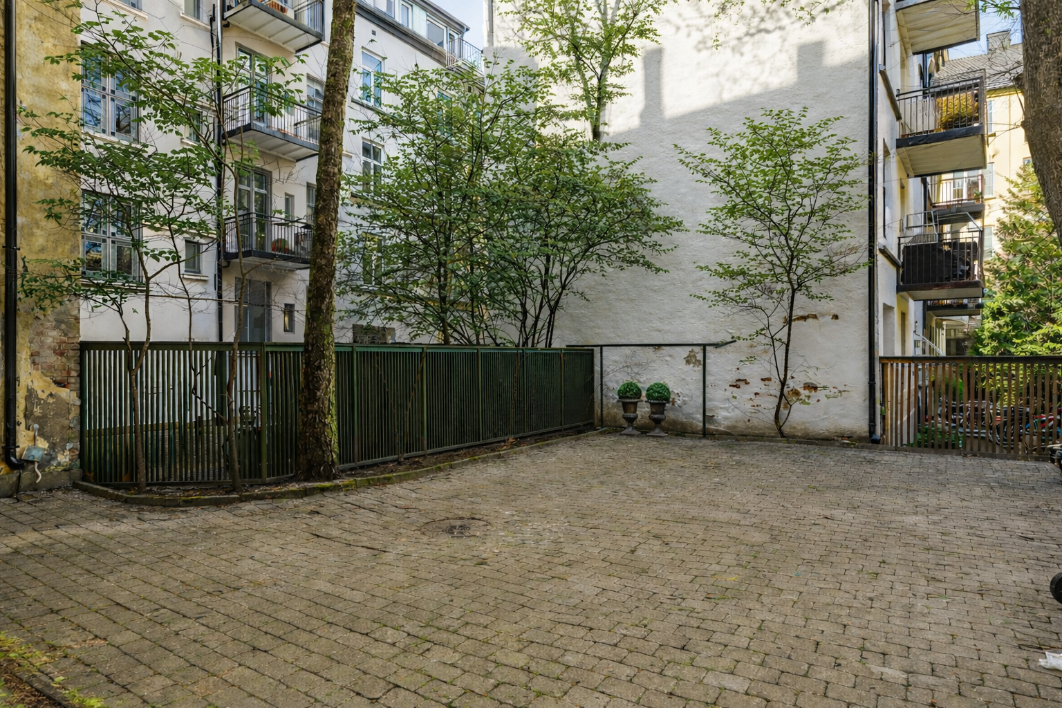 Bakgård om sommerstid - AI redigert. Galleribilde