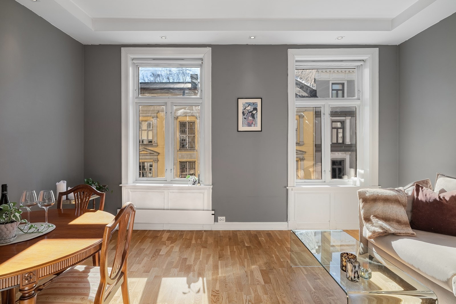 Velkommen inn! Lys og innbydende stue med moderne overflater og store vindusflater. Galleribilde