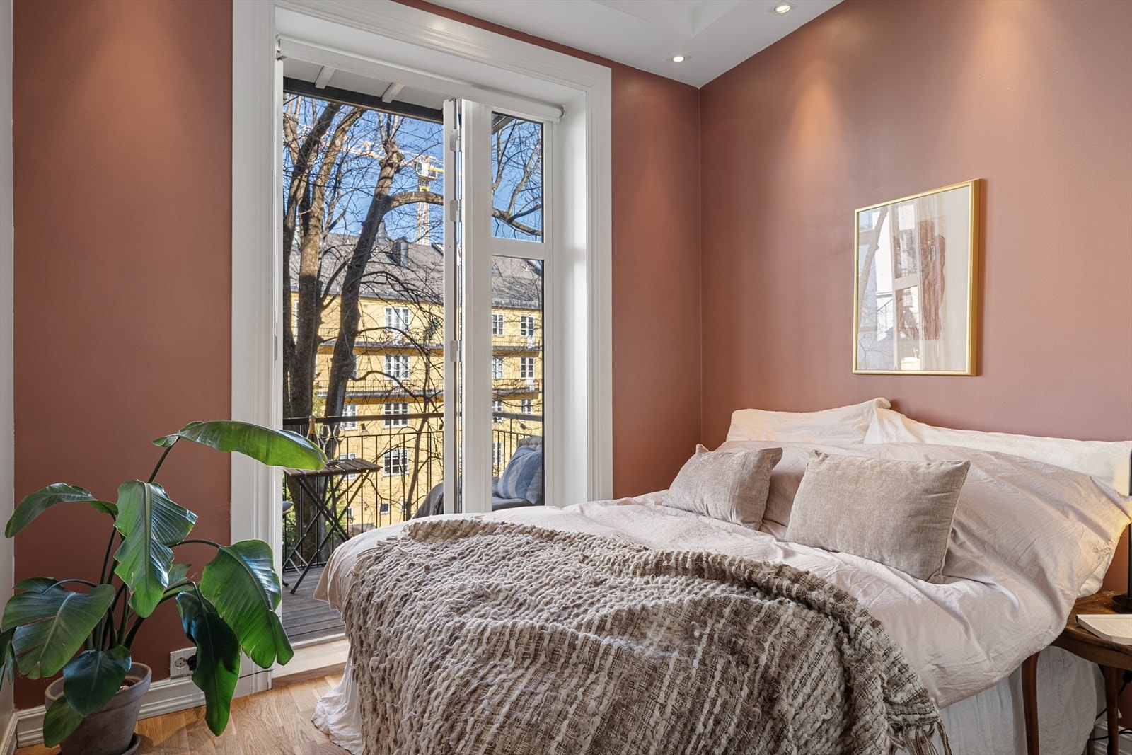Lekkert soverom med god plass til dobbeltseng med tilhørende nattbord, garderobe og annet ønsket inventar. Galleribilde