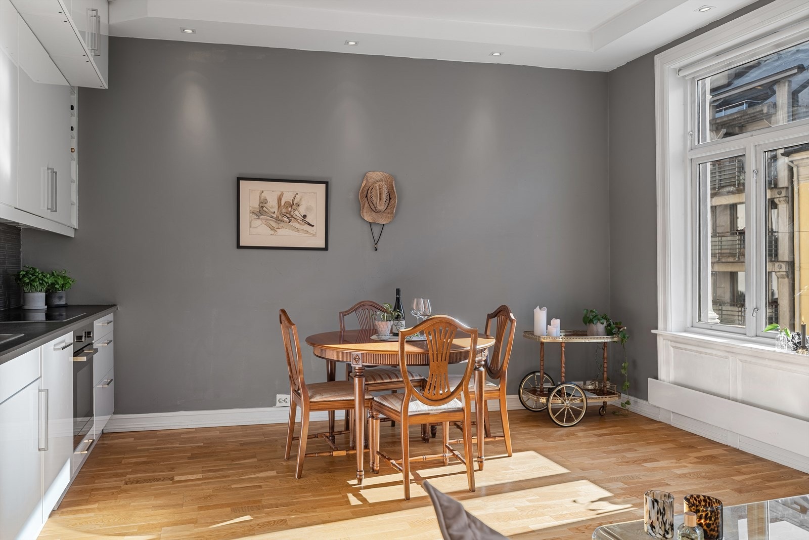 Naturlig plass til spisegruppe. Perfekt for sosiale sammenkomster med familie og venner. Galleribilde