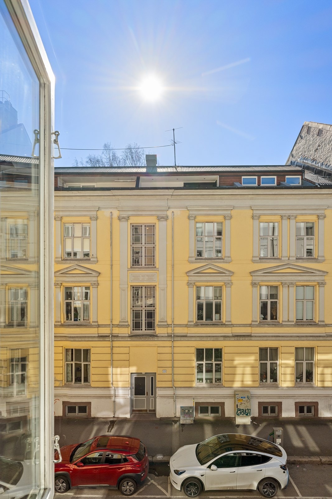 Utsikt fra stuevinduet. Rolig og attraktivt område med klassisk byarkitektur. Galleribilde