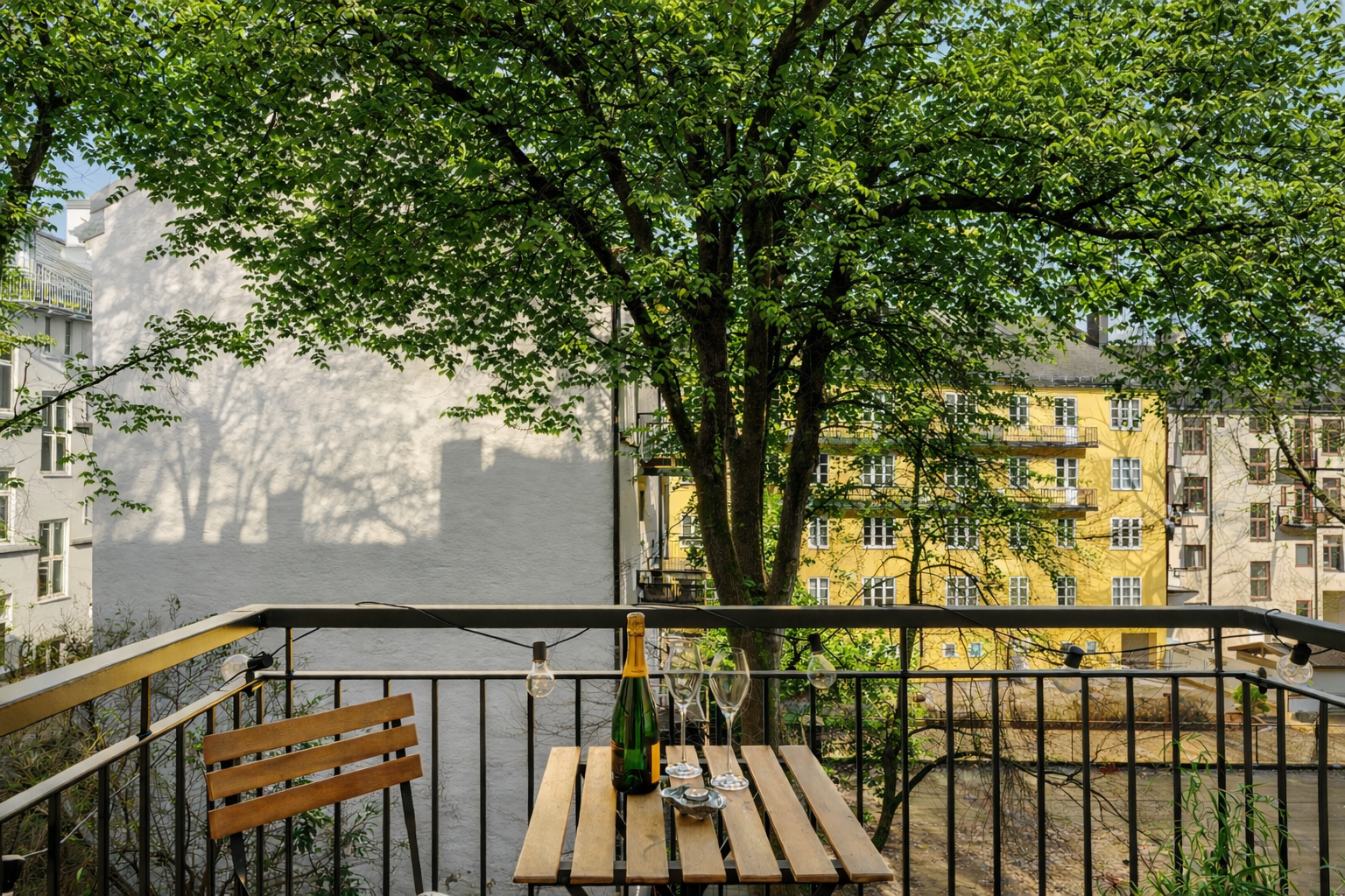 Benjamin Ådna v/Nordvik har gleden av å presentere denne lekre klassiske leiligheten i byggets 3. etasje. Foto: Henrik Sporsheim. AI redigert. Galleribilde