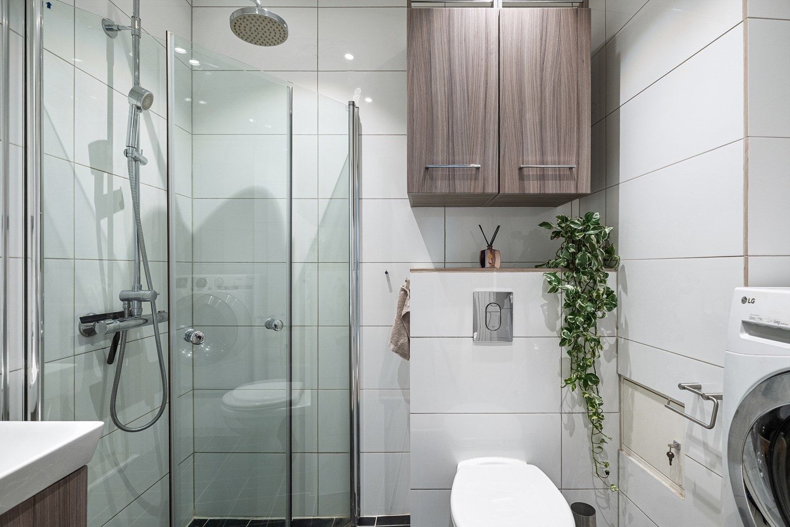 Delikat bad med gulvvarme og downlights. Galleribilde