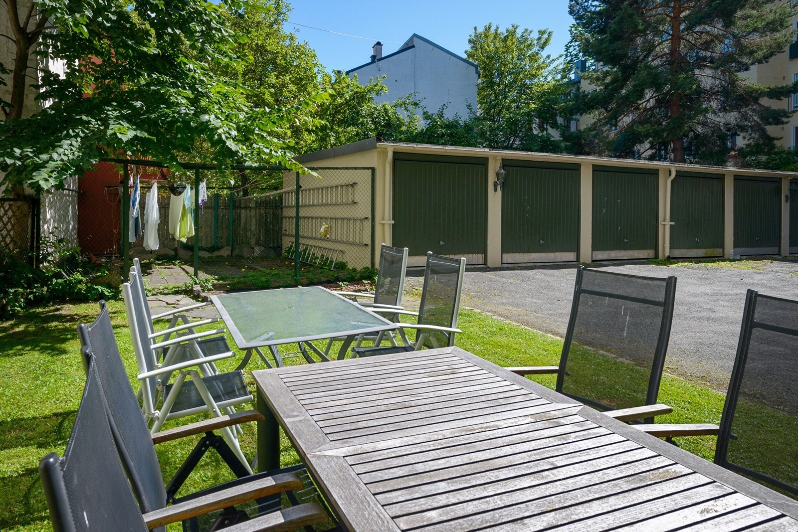 Sameiet disponerer seks garasjeplasser i bakgården og disse leies ut til beboere etter ventelisteprinsippet. Galleribilde