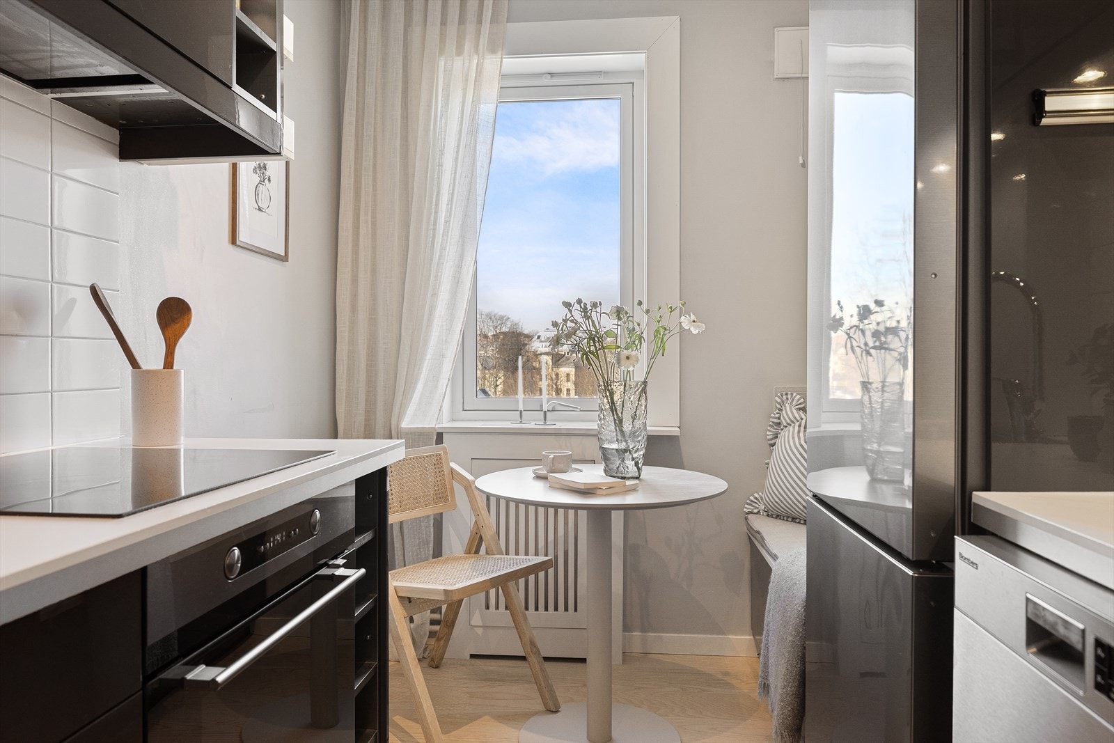 Det er godt med lagringsplass i skap og skuffer, samt hyggelig spiseplass ved vinduet. Galleribilde