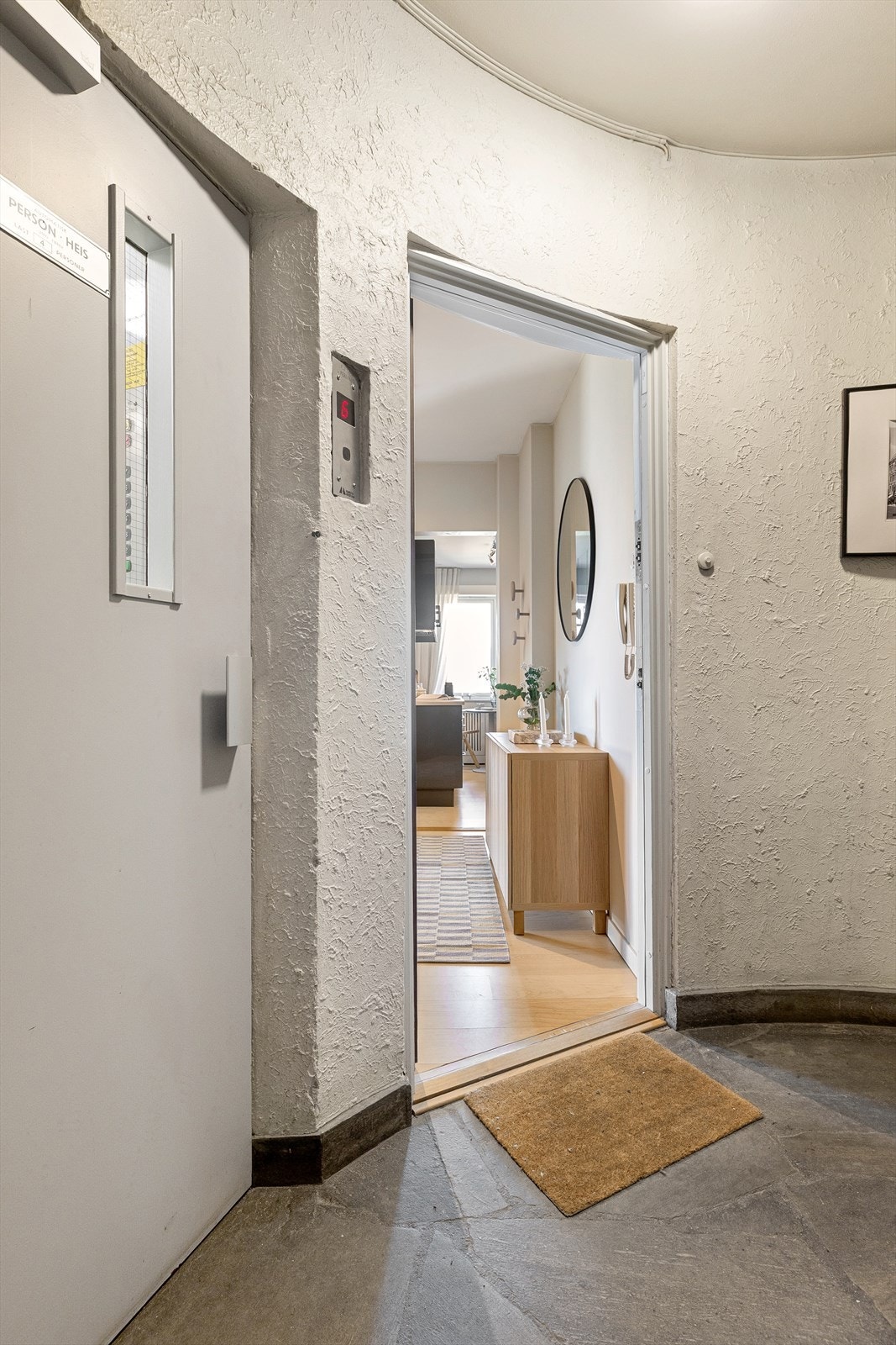 Det er heisadkomst til boligens etasje. Galleribilde