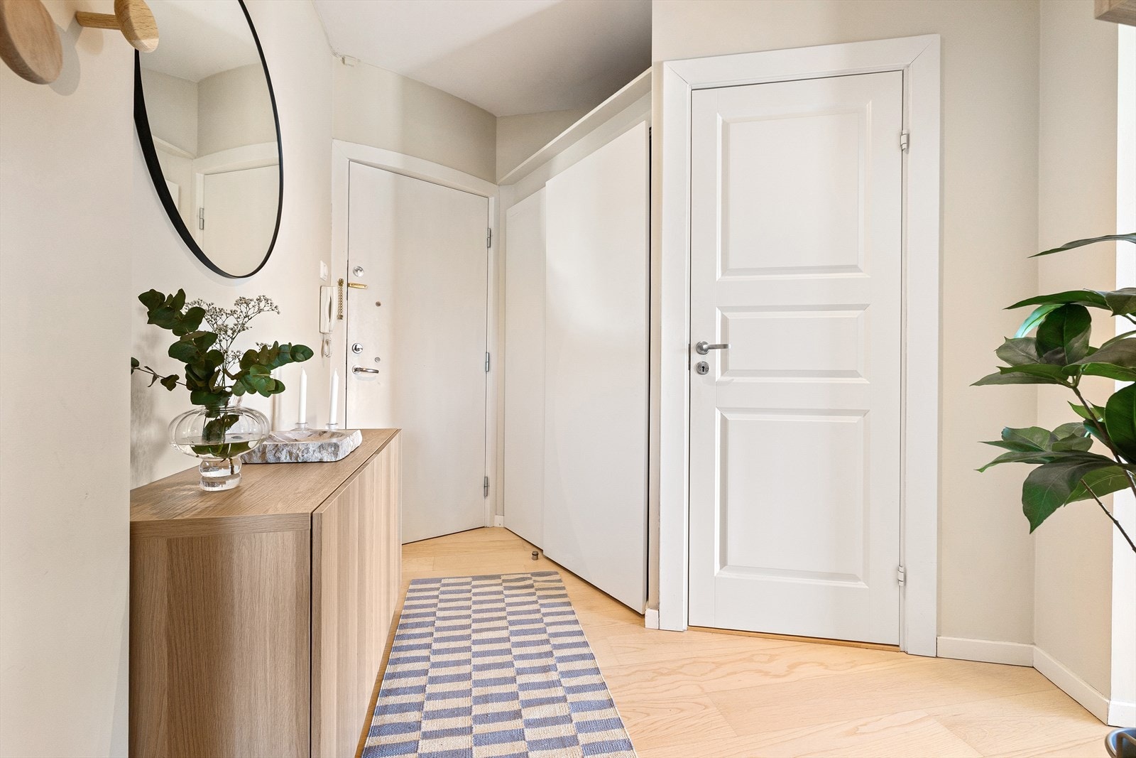 Lys entré med masse lagringsplass i skyvedørsgarderobe. Galleribilde