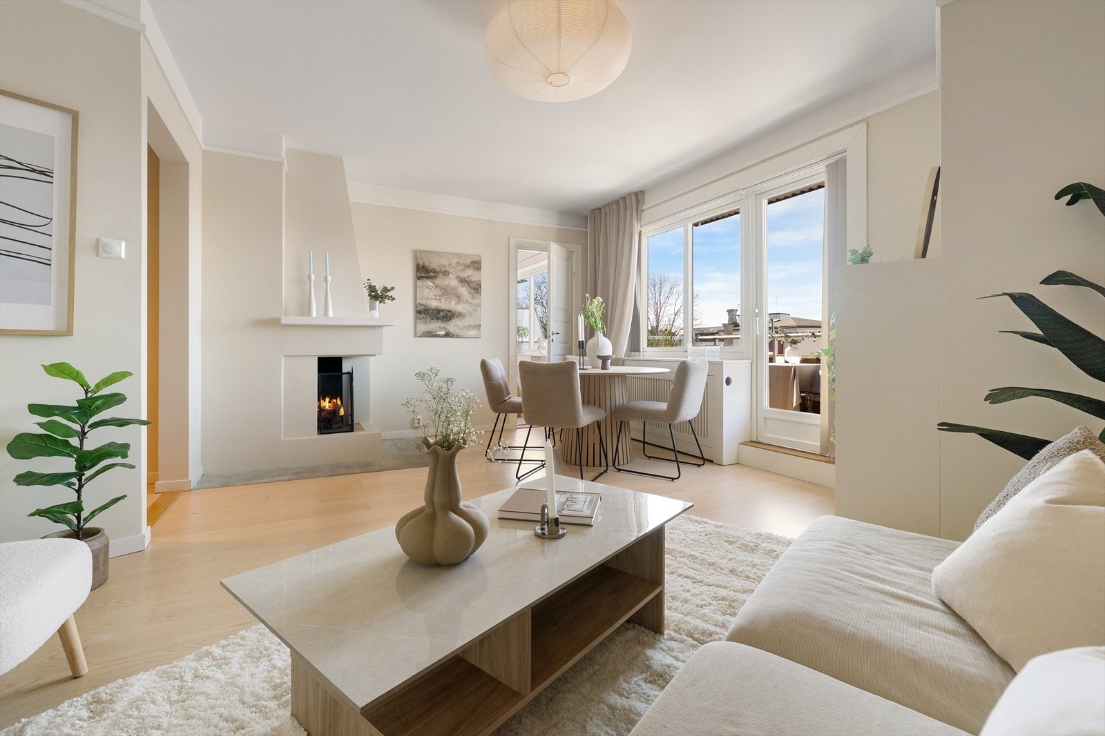 Store vindusflater og balkongdør slipper inn rikelig med naturlig lys, mens peisen sørger for lun og behagelig varme. Galleribilde