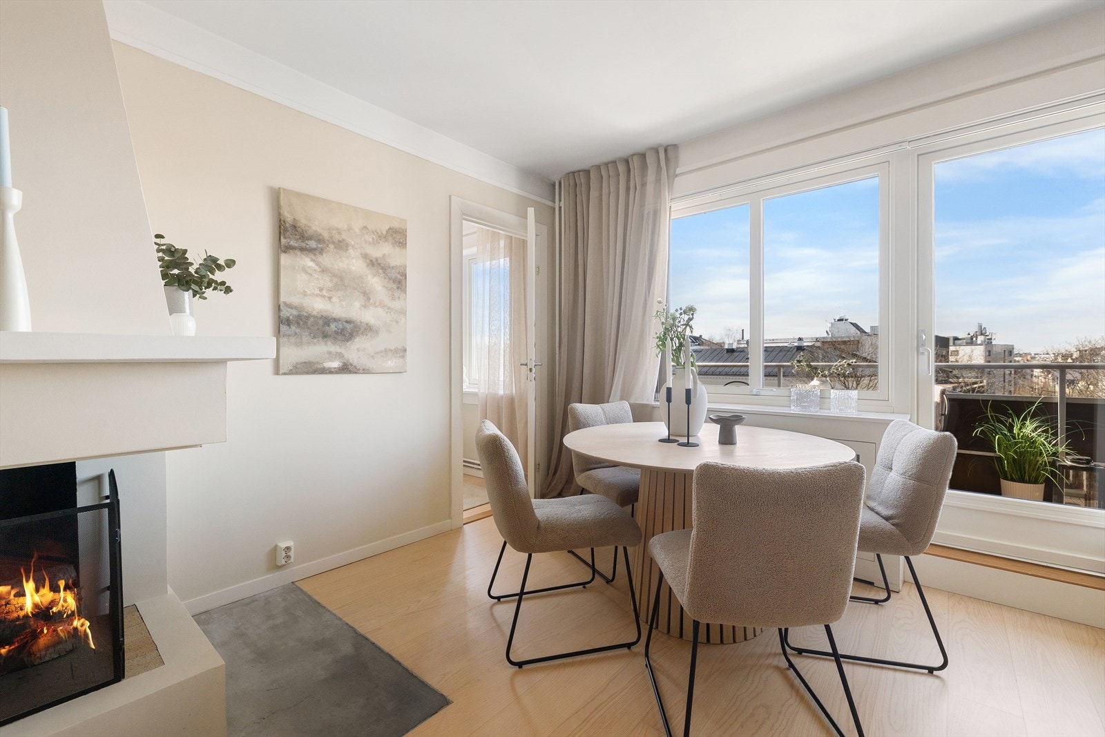 Her er det også plass til et spisebord, perfekt for hyggelige måltider med venner og familie. Galleribilde