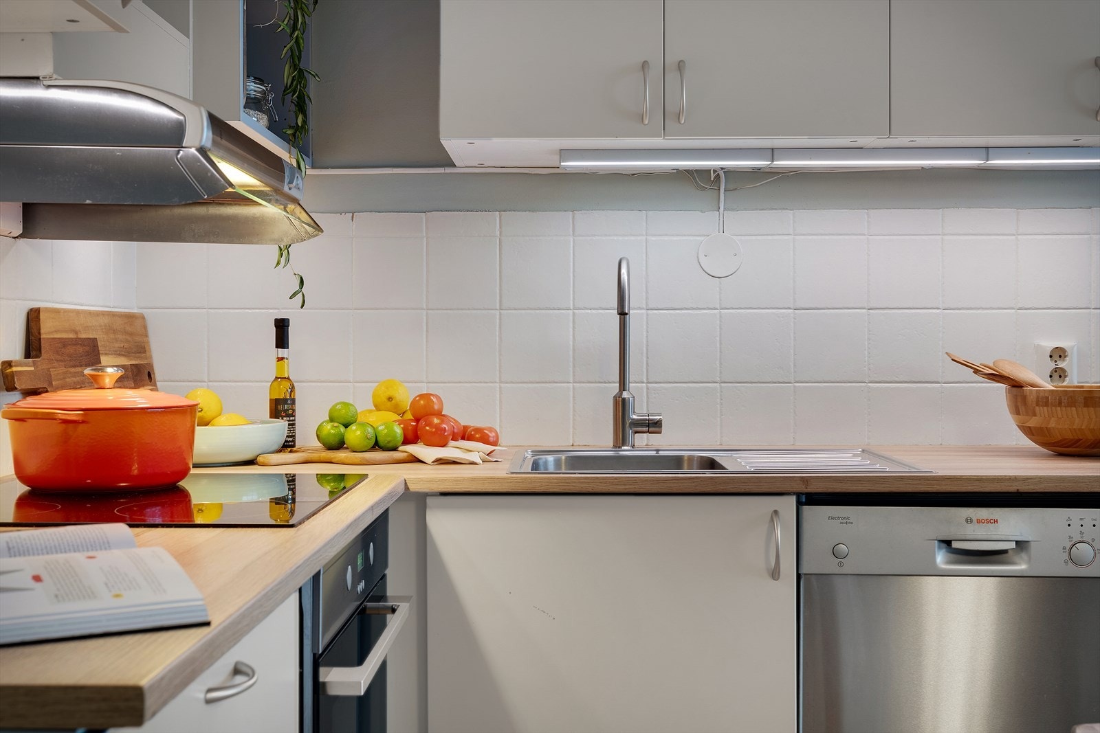 - Kjøkkenet har IKEA-innredning med glatte fronter - Galleribilde