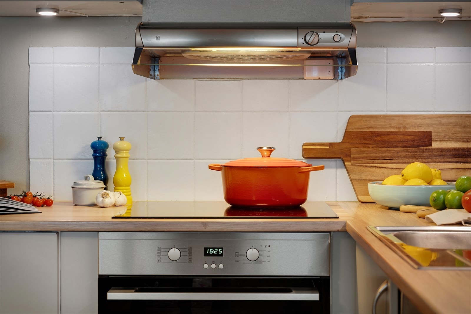 - Utstyrt med laminat benkeplater som kombinerer slitestyrke med et stilrent uttrykk. - Galleribilde