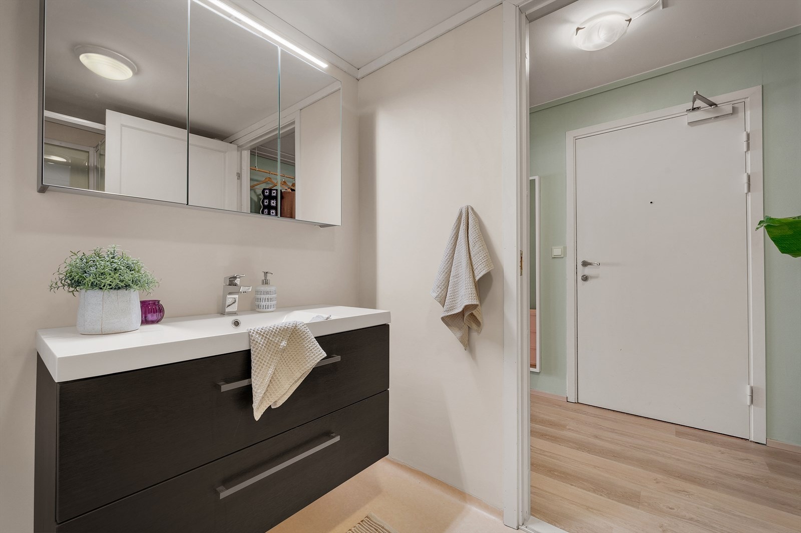 -Badet har moderne, vegghengt speilskap og servantskap som gir et stilrent uttrykk - Galleribilde