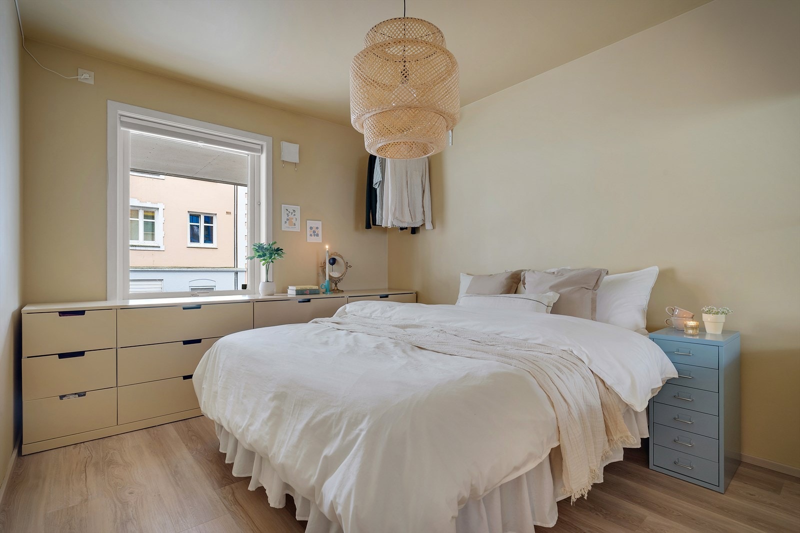 - Her får du et herlig soverom på 11,1 m², malt i harmoniske farger som skaper en lun og behagelig stemning i rommet - Galleribilde