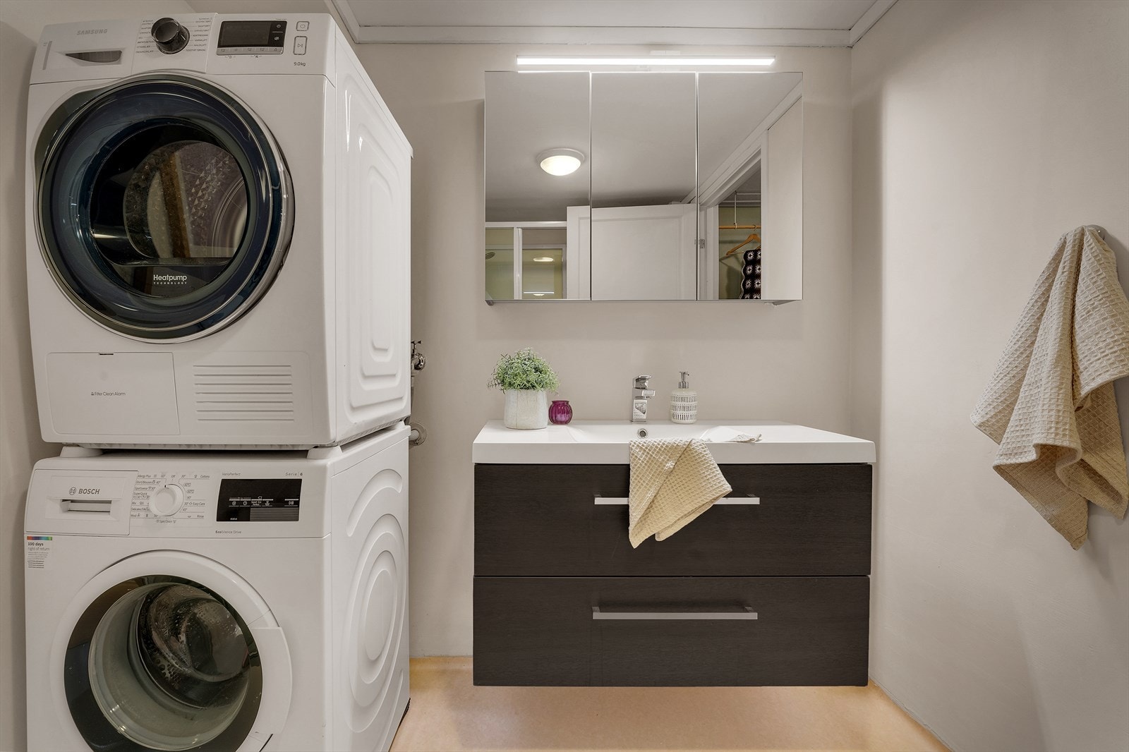 - Badet måler 5,3 m² og har opplegg for både vaskemaskin og tørketrommel - Galleribilde