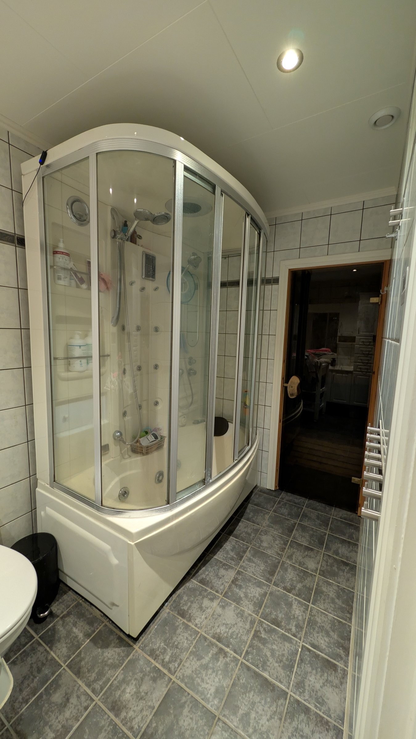 Lyst baderom med din egen private "spa-avdeling". Etter en lang dag kan du trekke deg tilbake til den lune badstuen for maksimal avslapning i hverdagen. Galleribilde
