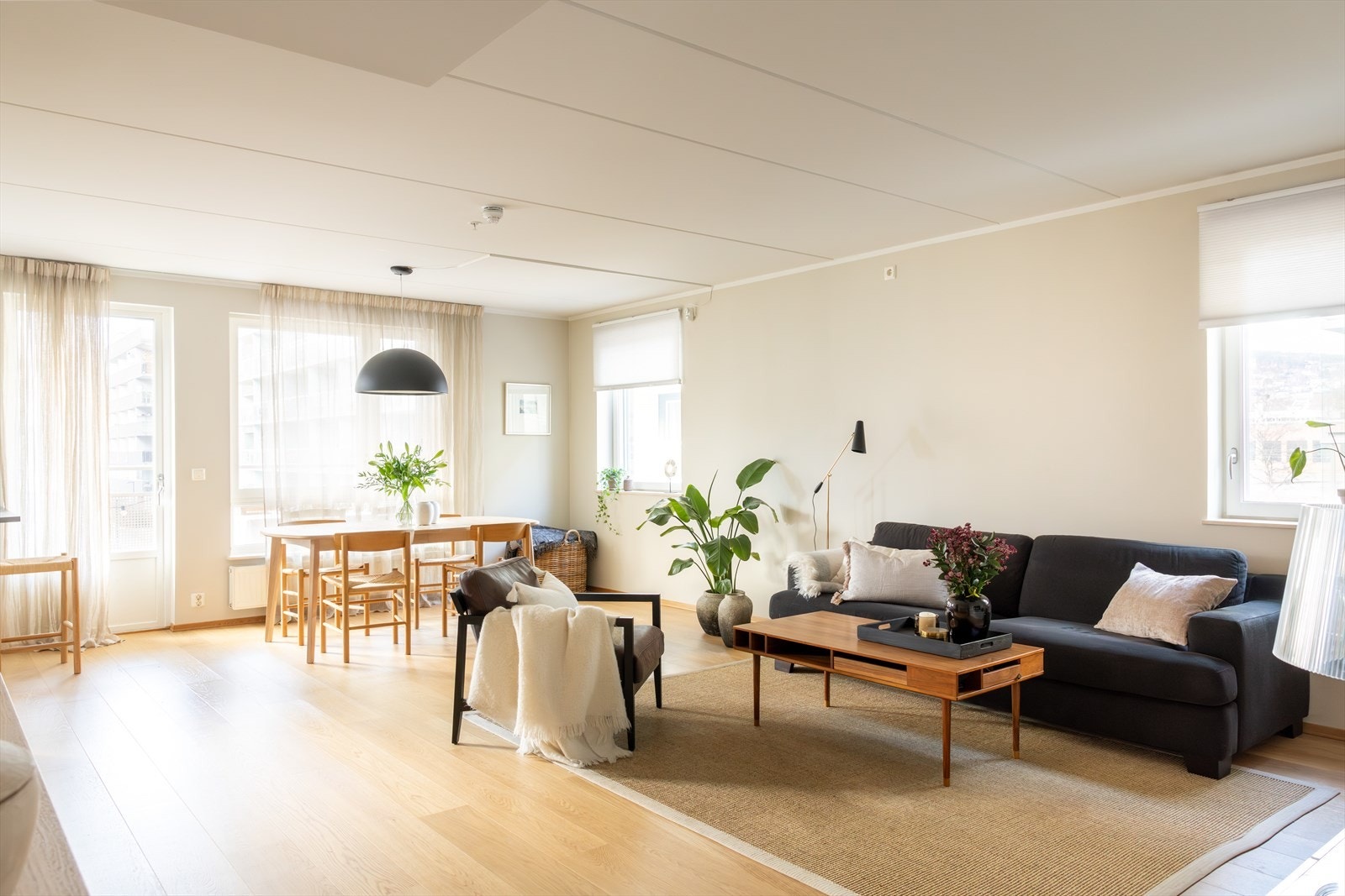 Den romslige stuen åpner for flere mulige møbleringsalternativer. Galleribilde