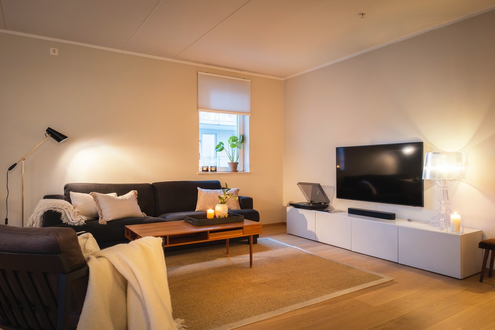 Ved å sette opp en lettvegg i stuen kan det enkelt etableres ett ekstra soverom. Ventilasjonen er allerede tilrettelagt for soverom her! Galleribilde