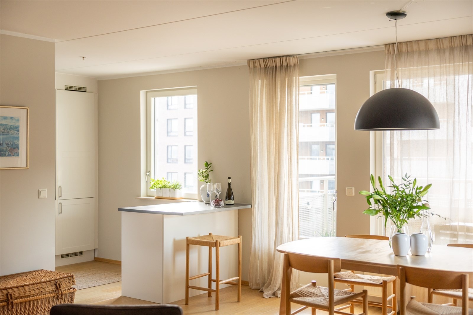 Stilrent kjøkken i åpen løsning mot stue - noe som skaper en sosial atmosfære. Galleribilde
