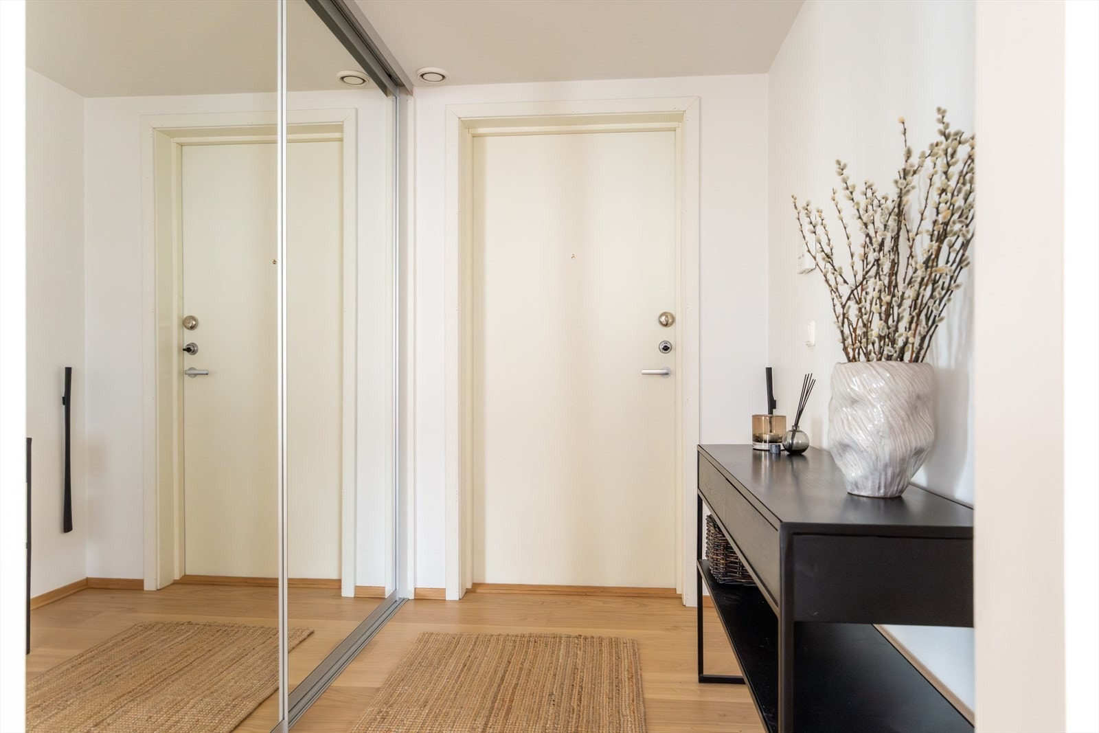 Velkommen inn - Leiligheten har en lys entré som gir et umiddelbart godt førsteinntrykk. Galleribilde