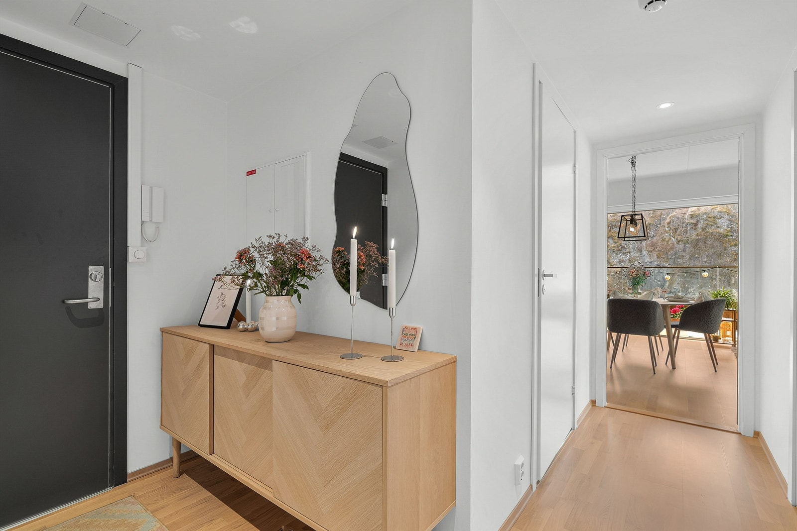 Leiligheten har en ekstern bod på 5 m² i felles kjeller. Galleribilde