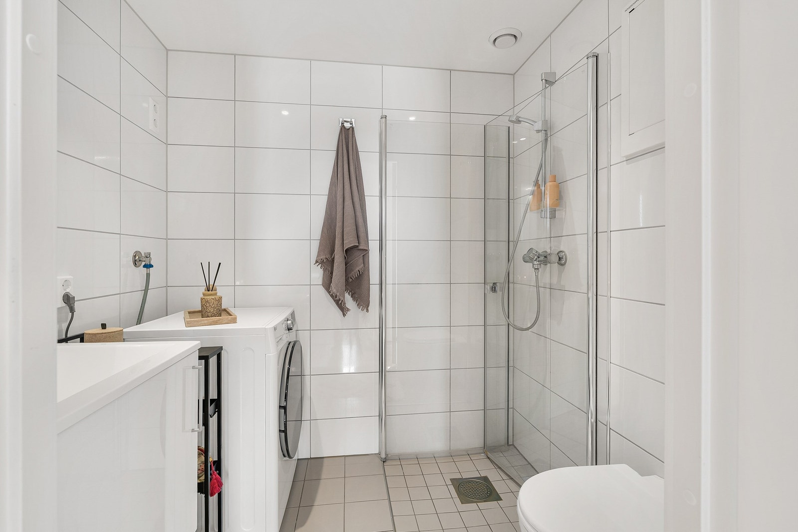 Badet er utstyrt med vegghengt toalett, servantinnredning og er tilkoblet boligens balanserte ventilasjonsanlegg. Galleribilde