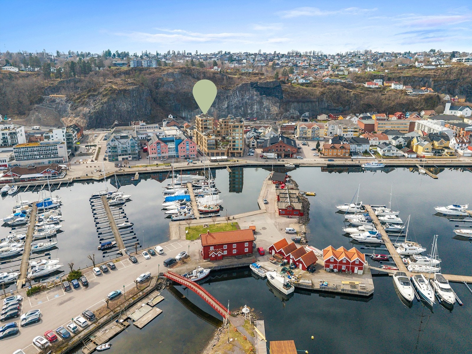 En sentral beliggenhet ved Holmestrand havn, med nærhet til både byliv og sjø. Galleribilde
