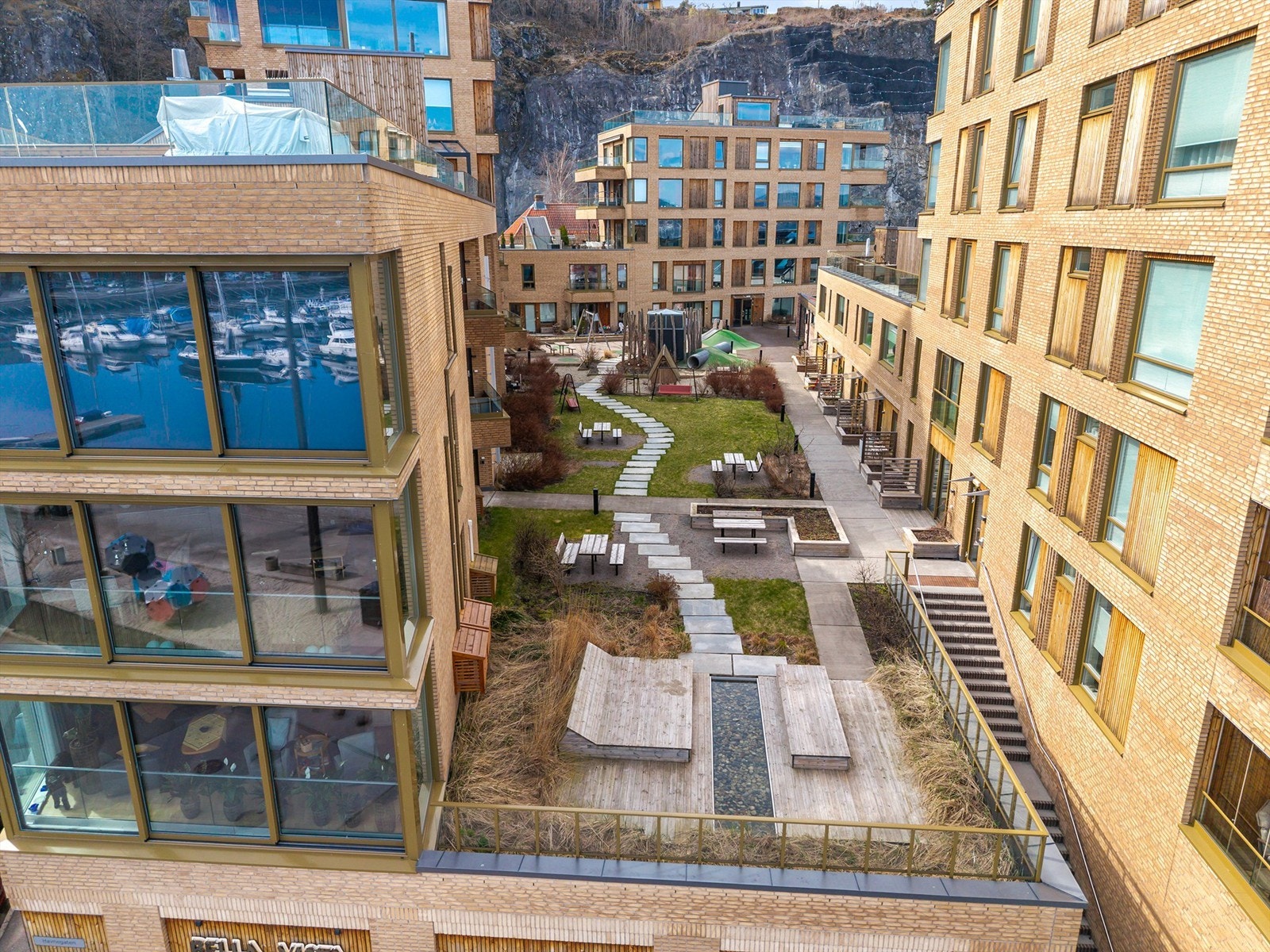 Sameiet har et pent opparbeidet atrium med lekeplass og sittegrupper til felles benyttelse. Galleribilde