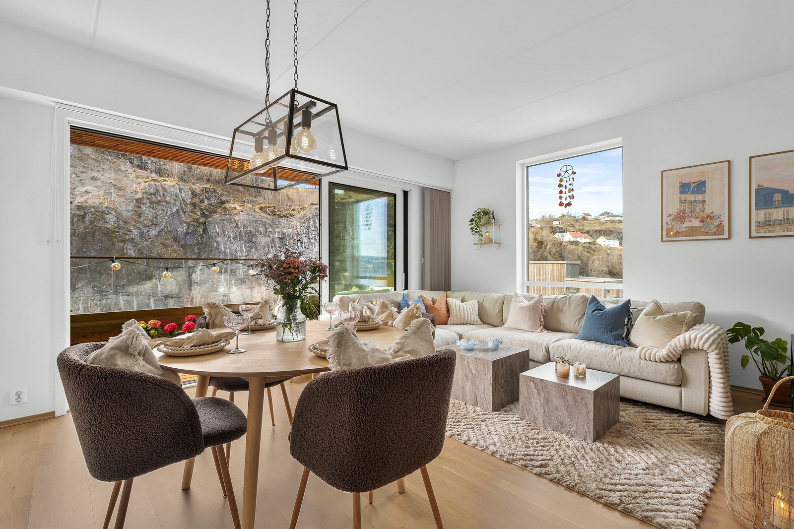 Store vindusflater og skyvedør mot terrassen gir en sømløs overgang mellom inne- og uterom. Galleribilde