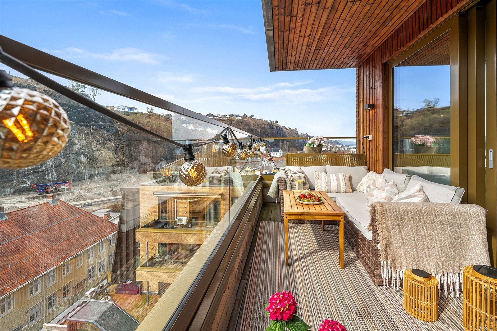 Den overbygde terrassen på hele 18 m² utvider stuen og gir rikelig med plass for både sittegruppe og sosiale soner. Galleribilde