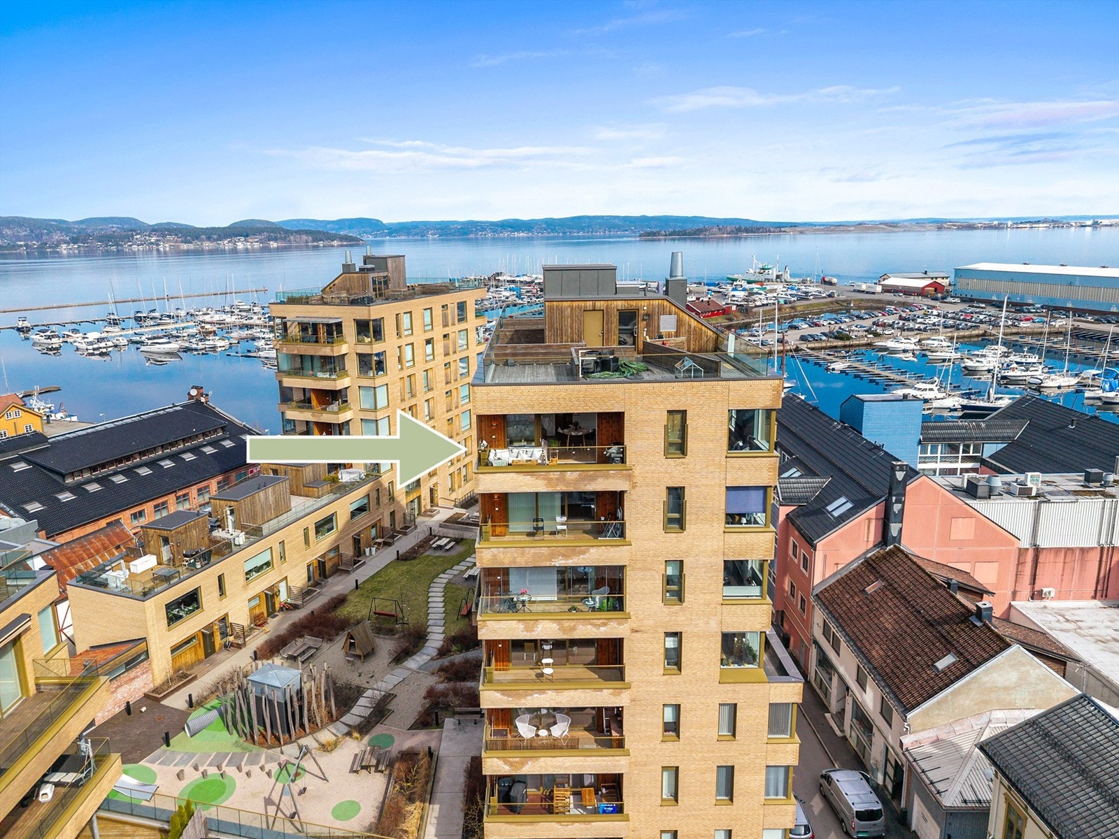 Her bor du med umiddelbar nærhet til sjøen, båthavnen og alt Holmestrand sentrum har å by på, med butikker og togstasjon i gangavstand.
Foto: Tor Harald Johannessen Galleribilde