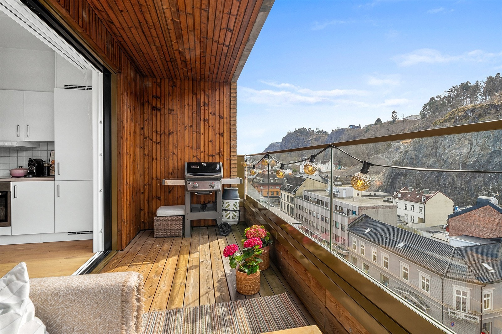 Terrassen har terrassebord i tre og rekkverk i glass som sikrer utsikten uten å skape innsyn. Galleribilde