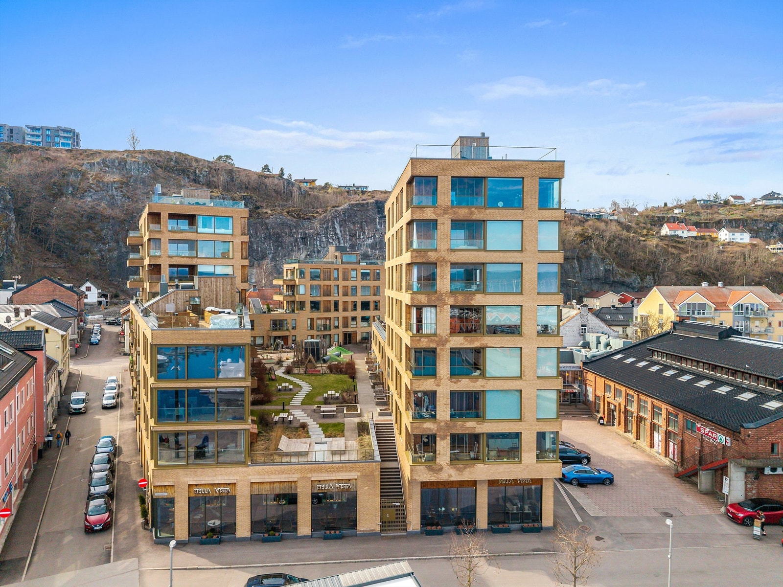 Bygget ligger sentralt med butikker og servicetilbud som Spar og apotek kun et par minutters gange unna. Galleribilde