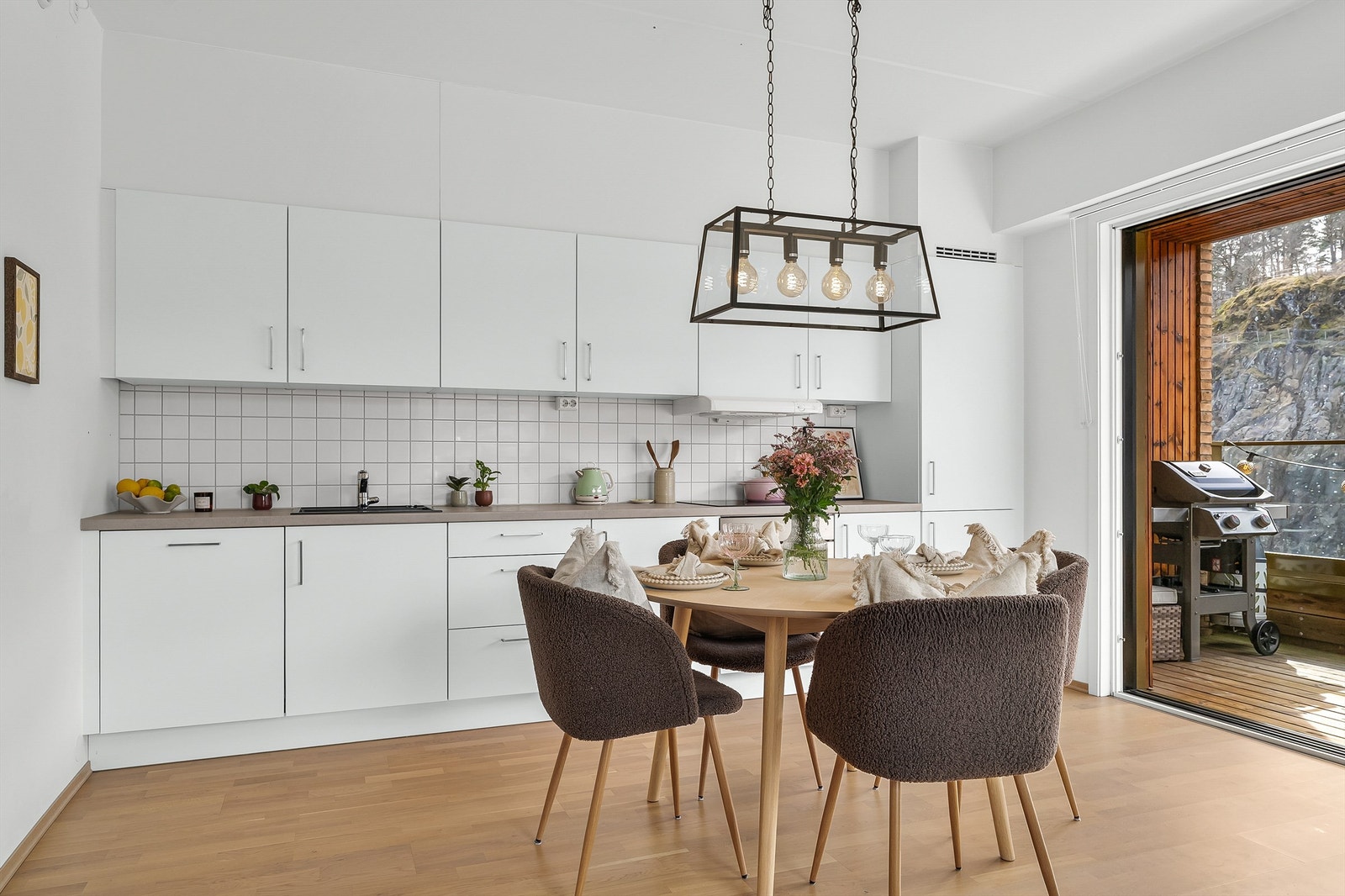 Den åpne løsningen gir en sosial sone med plass til spisebord i tilknytning til kjøkkenet. Galleribilde