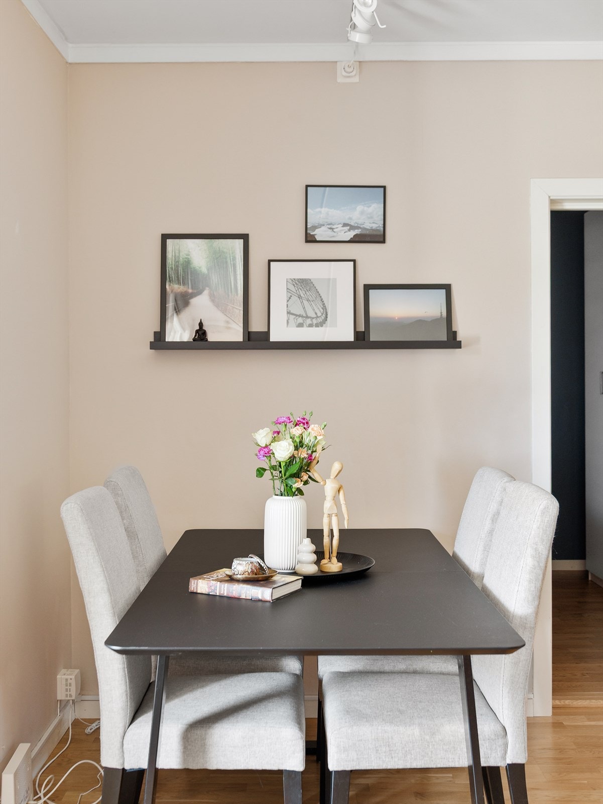 Boligen har laminat på gulvene og slette, malte vegger i behagelige og harmoniske fargetoner som gir et lyst og trivelig preg. Galleribilde