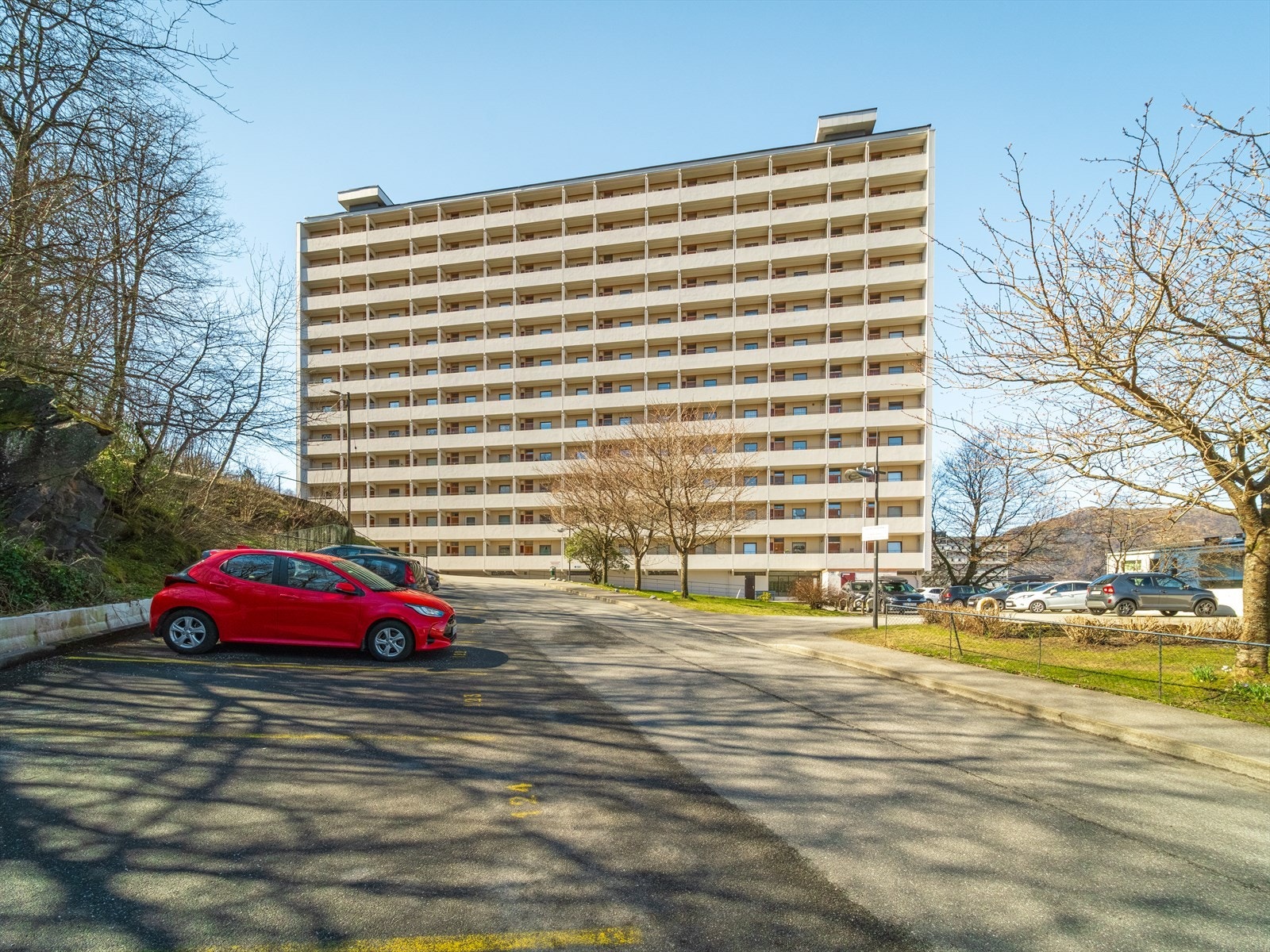 Borettslaget disponerer 76 innendørs garasjeplasser som tildeles etter venteliste. I tillegg finnes det 162 utendørs parkeringsplasser for utleie, også disse fordeles etter venteliste. Galleribilde