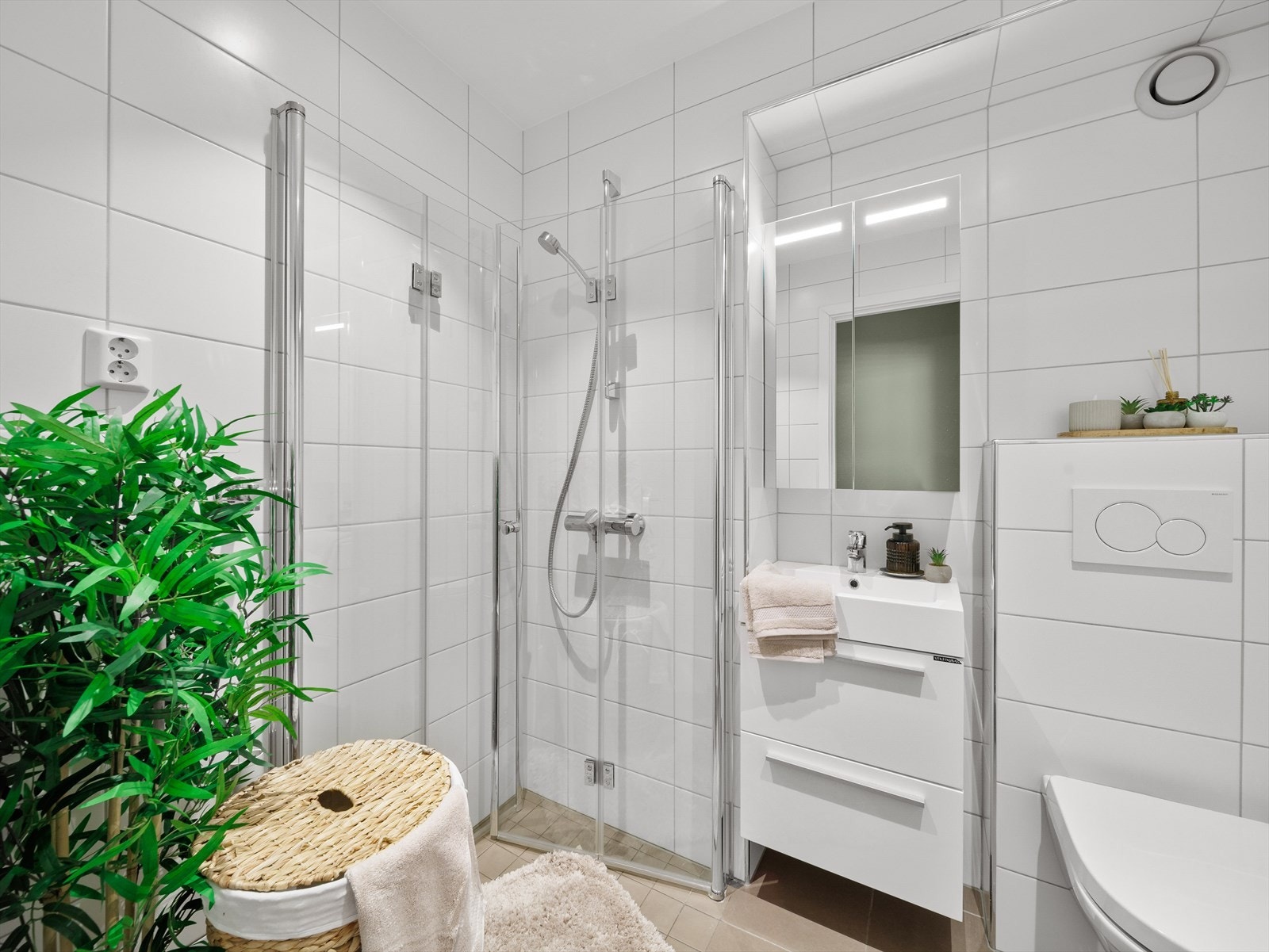 Badet ble totalrenovert i 2017 og har en praktisk og funksjonell innredning bestående av vegghengt toalett, servant med underskap, speilskap med belysning, samt dusjhjørne. Galleribilde